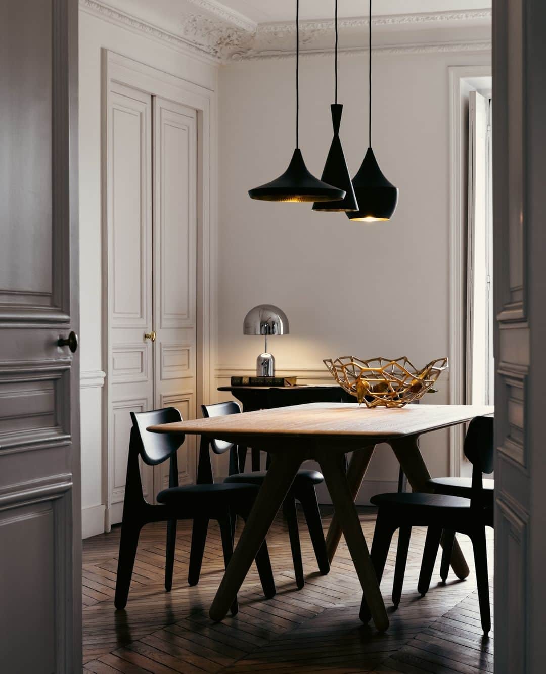 トム ディクソンのインスタグラム：「Our BEAT Trio Linear Pendant System and BELL Table Light illuminate this elegant Haussmannian apartment located on rue du 4 septembre in Paris.⁠ ⁠ Captured by Valerio Geraci⁠ @atu.france」