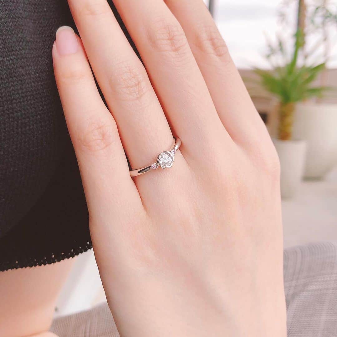 TRECENTI トレセンテさんのインスタグラム写真 - (TRECENTI トレセンテInstagram)「柔らかなフォルム、幸せを象徴する両サイドのピンクダイヤモンドが優しい印象の婚約指輪「ペオニア」 「幸せな結婚」という意味が込められています。  ＊サイドストーンはダイヤモンド、ピンクサファイア、ブルーサファイアからお選びいただけます  ----------------------------------------------  #トレセンテ #trecenti  #婚約指輪 #結婚指輪 #エンゲージリング #マリッジリング #ブライダルリング #ブライダルジュエリー #指輪選び #指輪探し #つけ心地 #内甲丸 #ダイヤモンド #ピンクダイヤモンド #ピンクゴールド #婚姻届 #プレ花嫁 #プレ花嫁さんと繋がりたい #日本中の花嫁さんと繋がりたい #日本中のプレ花嫁さんと繋がりたい #ブライダル専門店 #結婚式前撮り #全国のプレ花嫁さんと繋がりたい #プロポーズ #サプライズプロポーズ #プロポーズ準備 #重ねづけ #重ねづけリング #セットリング」9月29日 17時51分 - trecenti_flora