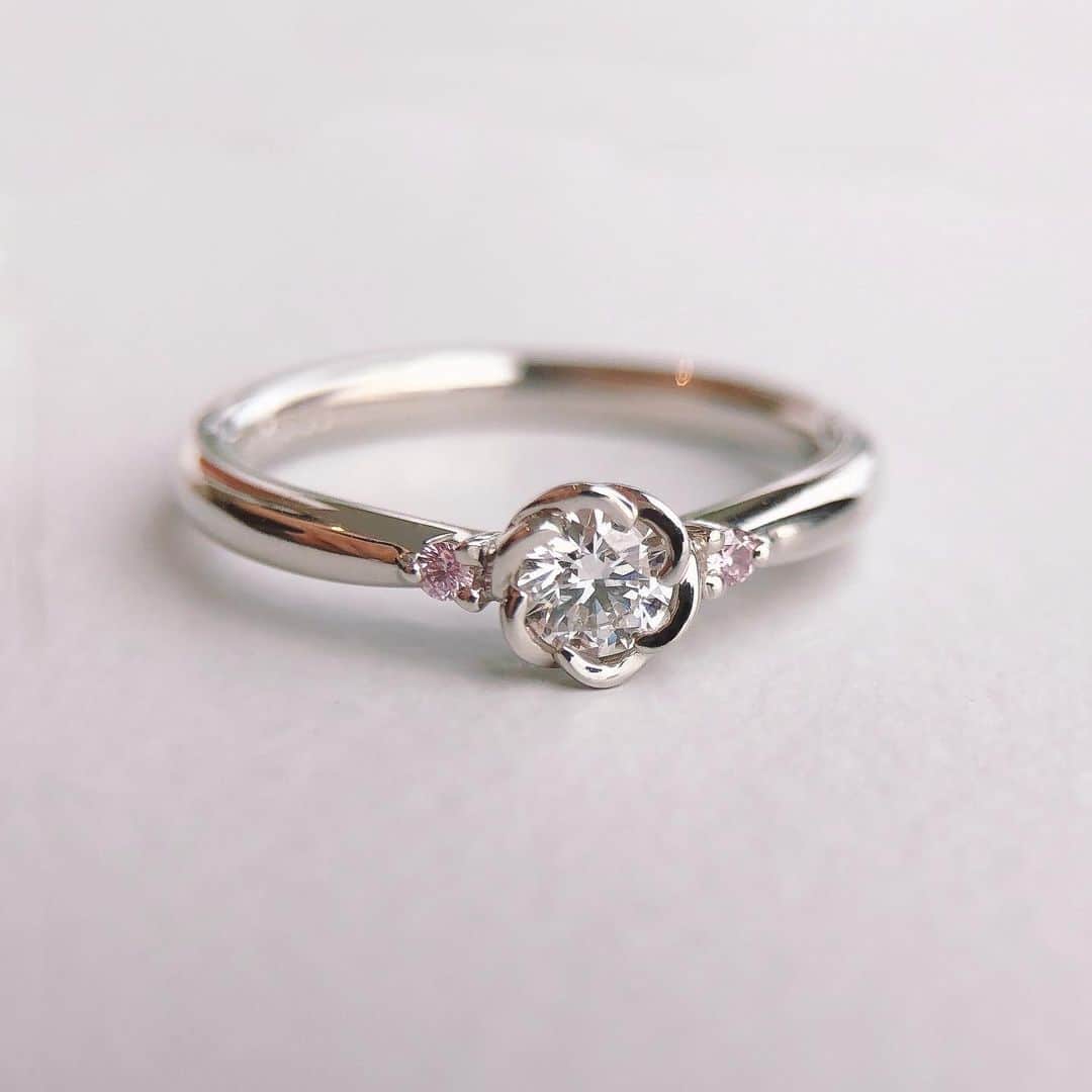 TRECENTI トレセンテさんのインスタグラム写真 - (TRECENTI トレセンテInstagram)「柔らかなフォルム、幸せを象徴する両サイドのピンクダイヤモンドが優しい印象の婚約指輪「ペオニア」 「幸せな結婚」という意味が込められています。  ＊サイドストーンはダイヤモンド、ピンクサファイア、ブルーサファイアからお選びいただけます  ----------------------------------------------  #トレセンテ #trecenti  #婚約指輪 #結婚指輪 #エンゲージリング #マリッジリング #ブライダルリング #ブライダルジュエリー #指輪選び #指輪探し #つけ心地 #内甲丸 #ダイヤモンド #ピンクダイヤモンド #ピンクゴールド #婚姻届 #プレ花嫁 #プレ花嫁さんと繋がりたい #日本中の花嫁さんと繋がりたい #日本中のプレ花嫁さんと繋がりたい #ブライダル専門店 #結婚式前撮り #全国のプレ花嫁さんと繋がりたい #プロポーズ #サプライズプロポーズ #プロポーズ準備 #重ねづけ #重ねづけリング #セットリング」9月29日 17時51分 - trecenti_flora