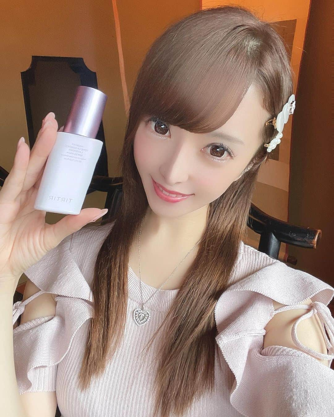 みくるんのインスタグラム：「ティルティルさんから 新作の化粧下地届きました💄✨ ↓ @tirtir_jp_official   みくるはパープルトーンを選びました✨（２色） 　 肌に塗ってみるとしっとりしててカバー力も抜群🌈  日焼け止め効果もあって オフの日はこれ一つで過ごせそうです🤍  パステルカラーで見た目も可愛い✨  ティルティルは色んな商品があるから 他も使ってみたいな✨  #japan#japanesegirl#l4l#名古屋美容#TILTIL ティルティル#毛穴改善#mlabo#美容女子」