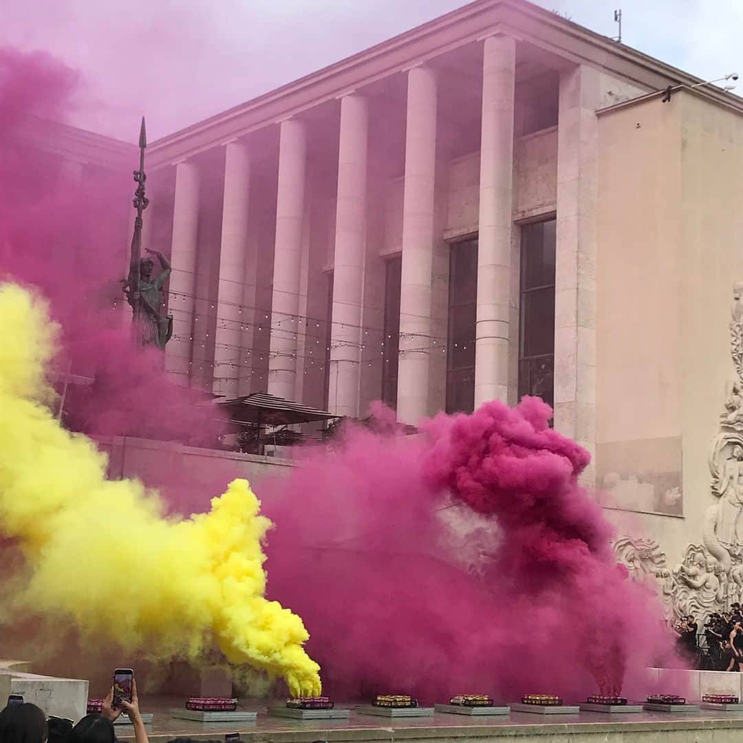 装苑さんのインスタグラム写真 - (装苑Instagram)「🇫🇷2024年春夏パリコレクション情報🇫🇷  黄色とピンクのスモークが焚かれ、花びらが舞ったリック オウエンス（RICK OWENS）のショー。  リック特有のインパクトあるブラックシルエットが続く中、赤やローズ色が差し色に。（パリ支局）  #parisfashionweek #SS2024 #RICKOWENSSS24」9月29日 18時02分 - soenonline