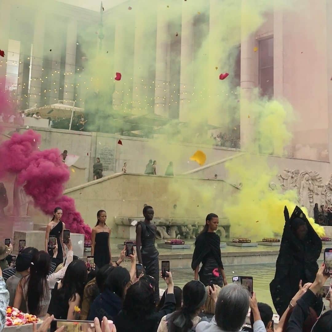 装苑のインスタグラム：「🇫🇷2024年春夏パリコレクション情報🇫🇷  黄色とピンクのスモークが焚かれ、花びらが舞ったリック オウエンス（RICK OWENS）のショー。  リック特有のインパクトあるブラックシルエットが続く中、赤やローズ色が差し色に。（パリ支局）  #parisfashionweek #SS2024 #RICKOWENSSS24」