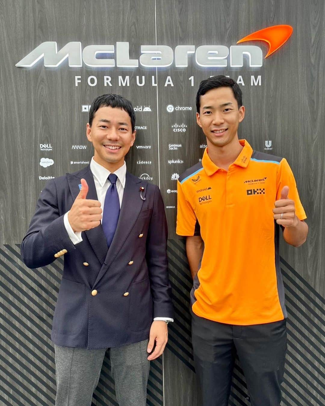 山本左近のインスタグラム：「素晴らしい秋晴れのもと🍂 鈴鹿サーキットにて F1日本グランプリが開催されました🏎️🏁  今年多くのお客さんに足を運んでいただき、 満員の鈴鹿を見て2006年を思い出し、 とても嬉しかったです。  結果は、ご存知の通りマックスフェルスタッペンの圧勝‼️  ホンダエンジンを使用している レッドブルのコンストラクターズタイトルが決まりました。  タフなレース展開の中、 最後まで諦めることなく走りきってくれた 🇯🇵角田裕毅選手。  ドライバー本人は 母国グランプリで満足する結果が出せず 悔しい思いだったと想像しますが、 次に向けて気持ちを切り替え、 挑戦する姿を応援したいです。  また、先週の金曜日には 日本のレース界が沸くニュースが発表されました。  🇯🇵平川亮選手が ＂マクラーレンF1チームとリザーブドライバー契約＂  リザーブなので すぐにレースデビューできる訳ではないですが、 どこでどのようなチャンスが巡ってくるか分かりません。  とにかく気力、体力の準備は し続けてもらいたいと思っています。  今年もF1の仲間たちと再会できたことはとても嬉しく、 国会議員はどう？頑張ってるね！との応援も頂き、 心強く感じました。  過去を振り返れば、この場に🇯🇵を背負い、 ドライバーとして立ち、 F1レースに出させて頂いたことは、 今から考えると、奇跡のような人生の一ページです。  レースとは違う形ですが、 こうして今も挑戦し続けることができているのも、 多くの皆さんに支えられているからと 感謝の念に堪えません。  改めて、 ＂国家国民の皆様のために全力を尽くす＂ そう気持ちを新たに鈴鹿を後にしました。  #F1 #鈴鹿サーキット #suzukacircuit #f1日本グランプリ  #f1driver #mclarenf1 #平川亮 選手 #衆議院議員 #元f1ドライバー #山本左近」