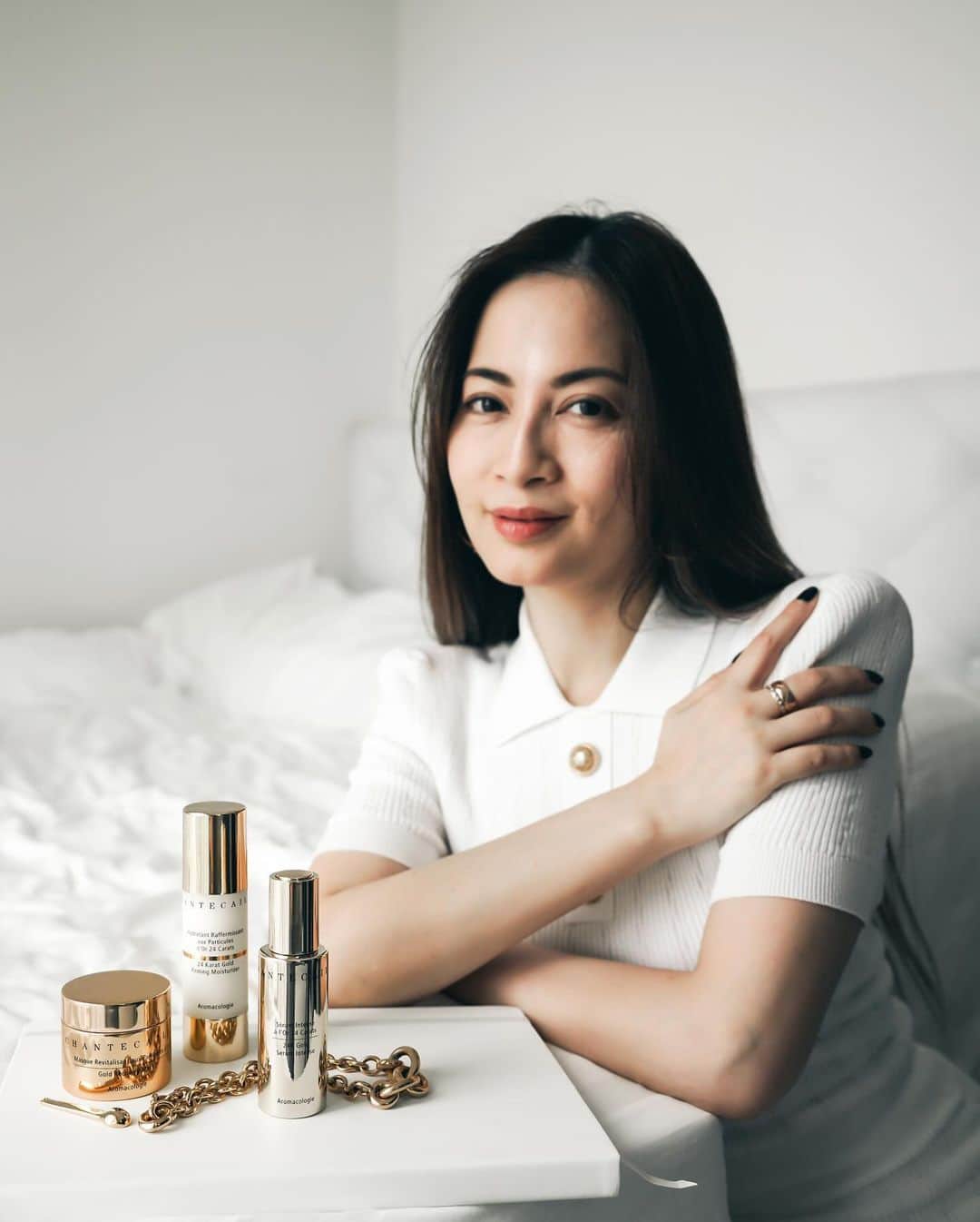Ruby Kwanのインスタグラム：「My favourite @Chantecaille Gold Recovery Mask has a new companion. The new 24K Gold Serum Intense is a luxurious and effective serum that makes my skin feel soft, supple, and radiant.  I appreciate the elegant design of the bottle and the convenient dropper that delivers the right amount of serum. I also enjoy the lightweight texture and the subtle scent of the serum. Result is visible with my wrinkles reduced and my skin tone is improved. And Chantecaille is my favourite because their products are vegan, gluten-free. and cruelty-free.   Best to use it in the morning with the 24K Gold Firming Moisturizer and pair it at night with the Gold Recovery Mask. 🧡  #ChantecailleHK  #Goldenhour  #ThePowerOfGold #ChantecailleGoldStandard #rougeclosetbeauty」
