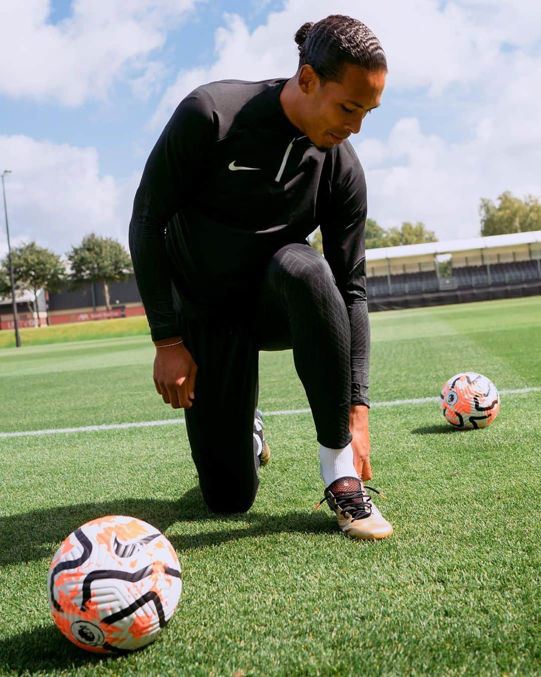 ビルヒル・ファン・ダイクさんのインスタグラム写真 - (ビルヒル・ファン・ダイクInstagram)「Golden Touch ✨ @virgilvandijk laces up in the Nike Tiempo Legend X Golden Touch football boots 👀 Shop your pair now in the World's Largest Bootroom at Pro:Direct Soccer 📲 - #prodirectsoccer #lfc #nikefootball #virgilvandijk」9月29日 18時03分 - virgilvandijk