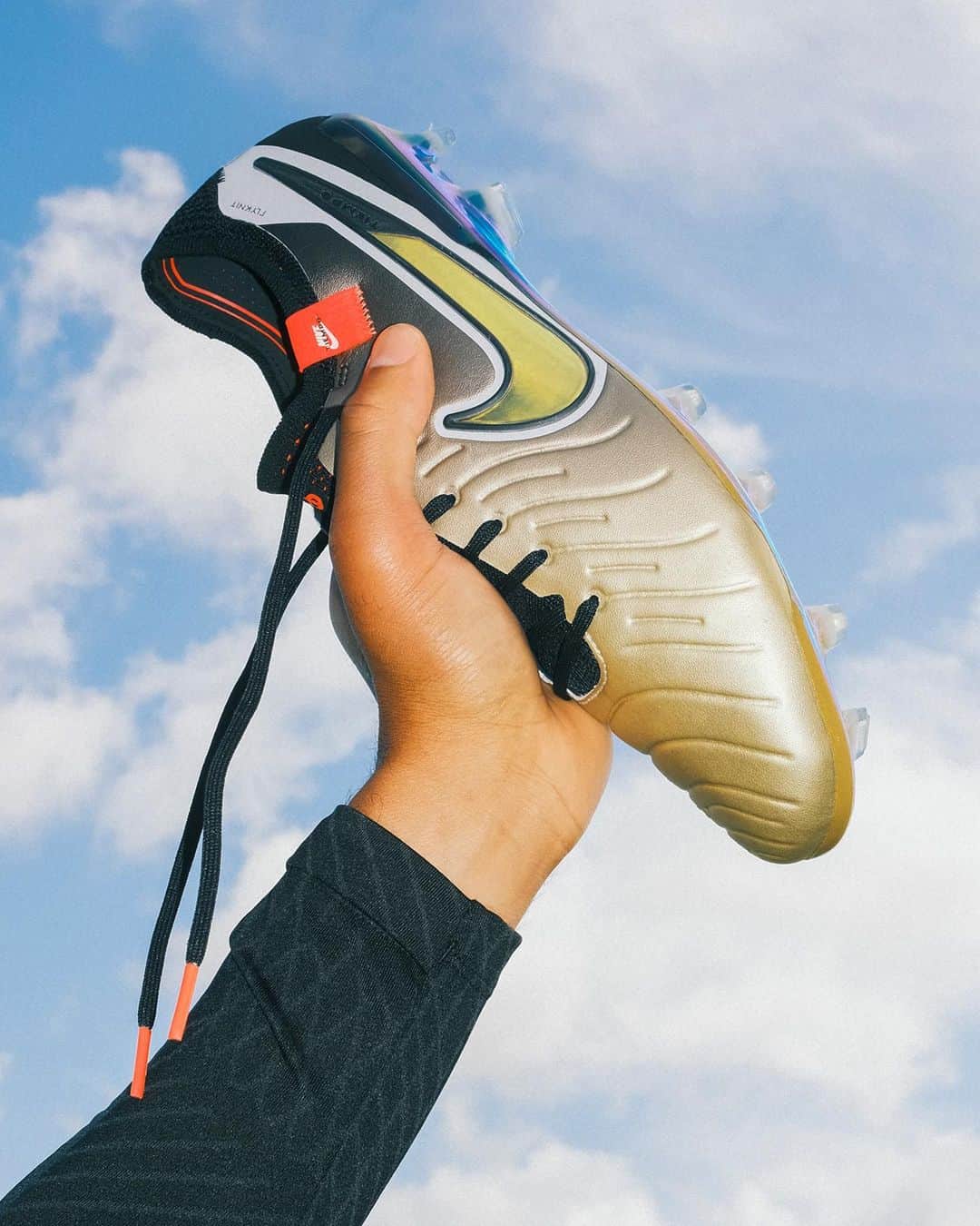 ビルヒル・ファン・ダイクさんのインスタグラム写真 - (ビルヒル・ファン・ダイクInstagram)「Golden Touch ✨ @virgilvandijk laces up in the Nike Tiempo Legend X Golden Touch football boots 👀 Shop your pair now in the World's Largest Bootroom at Pro:Direct Soccer 📲 - #prodirectsoccer #lfc #nikefootball #virgilvandijk」9月29日 18時03分 - virgilvandijk