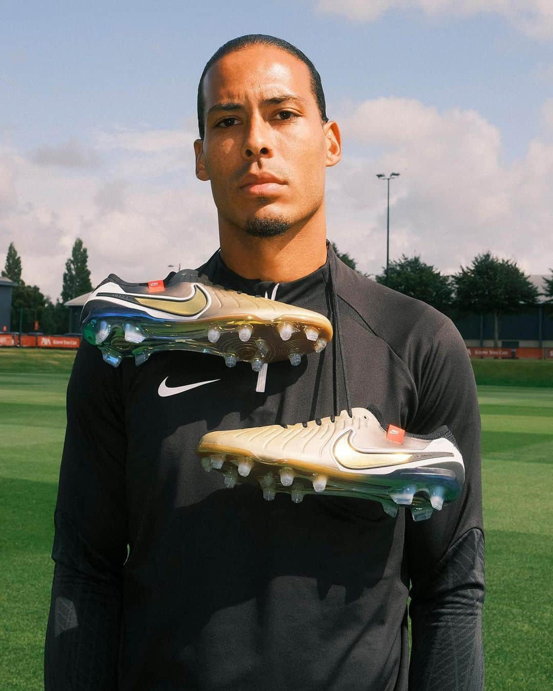 ビルヒル・ファン・ダイクさんのインスタグラム写真 - (ビルヒル・ファン・ダイクInstagram)「Golden Touch ✨ @virgilvandijk laces up in the Nike Tiempo Legend X Golden Touch football boots 👀 Shop your pair now in the World's Largest Bootroom at Pro:Direct Soccer 📲 - #prodirectsoccer #lfc #nikefootball #virgilvandijk」9月29日 18時03分 - virgilvandijk