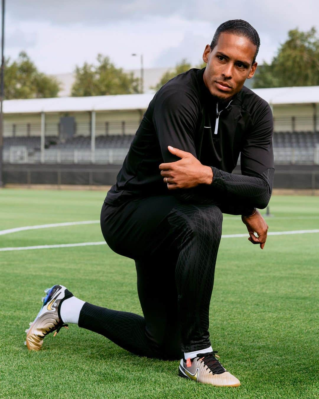 ビルヒル・ファン・ダイクさんのインスタグラム写真 - (ビルヒル・ファン・ダイクInstagram)「Golden Touch ✨ @virgilvandijk laces up in the Nike Tiempo Legend X Golden Touch football boots 👀 Shop your pair now in the World's Largest Bootroom at Pro:Direct Soccer 📲 - #prodirectsoccer #lfc #nikefootball #virgilvandijk」9月29日 18時03分 - virgilvandijk