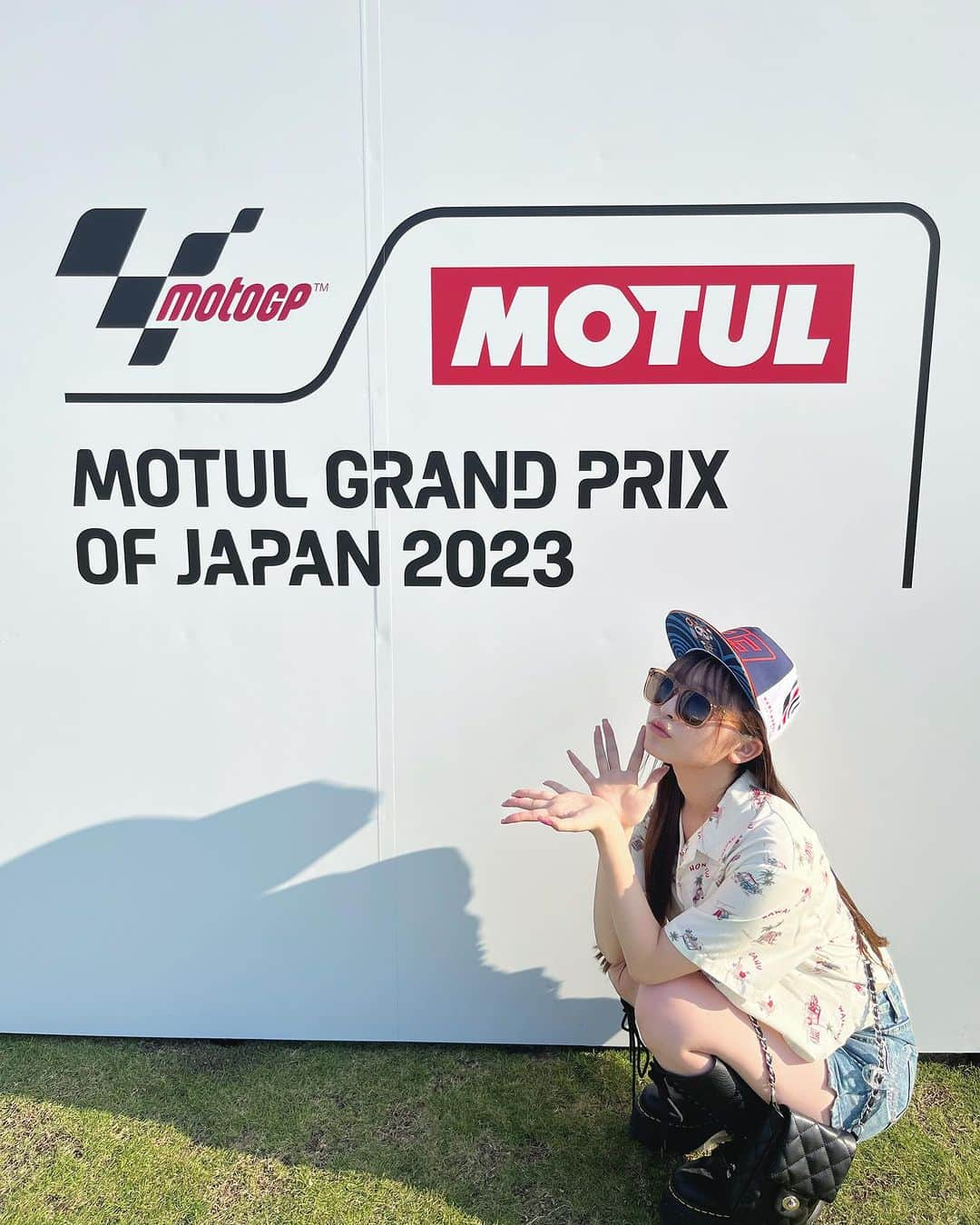 黒江心温のインスタグラム：「🏍³₃     MotoGPが日本に上陸！！(バイクレースだよん) 初日から見に行ってきました💭     1年間ずーっと待ち望んだ日本GP🇯🇵✨全力で楽しみます🎶     明日も明後日も超楽しみ😳        #MotoGP  #バイク」