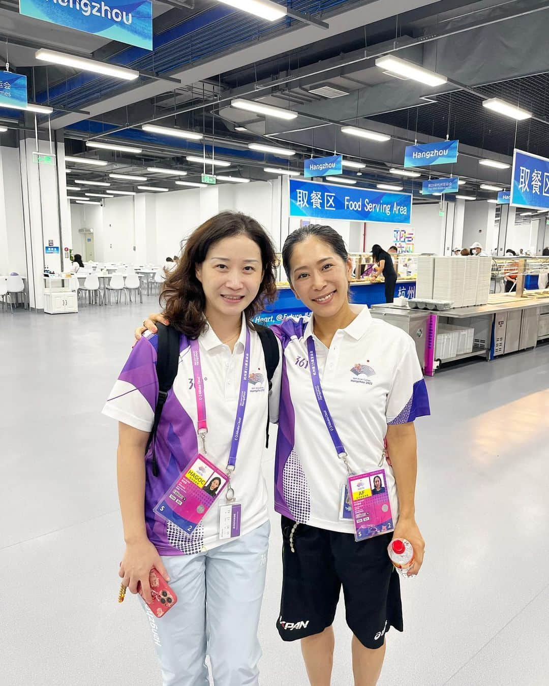 中川真依のインスタグラム：「. 中学3年生の時に出場した ドイツ🇩🇪の世界ジュニア で一緒だったウーちゃんと 久々に再会できました〜😄🇨🇳✨  その時ウーちゃんは優勝してて 私は初めての国際大会だったこともあり とても記憶に残ってる大会🤭🍋  すごい年月が過ぎて お互いママになって また国際大会で会うなんて 何だか感慨深いなぁ😌💫  #asiangames2023  #china  #杭州 #diving」