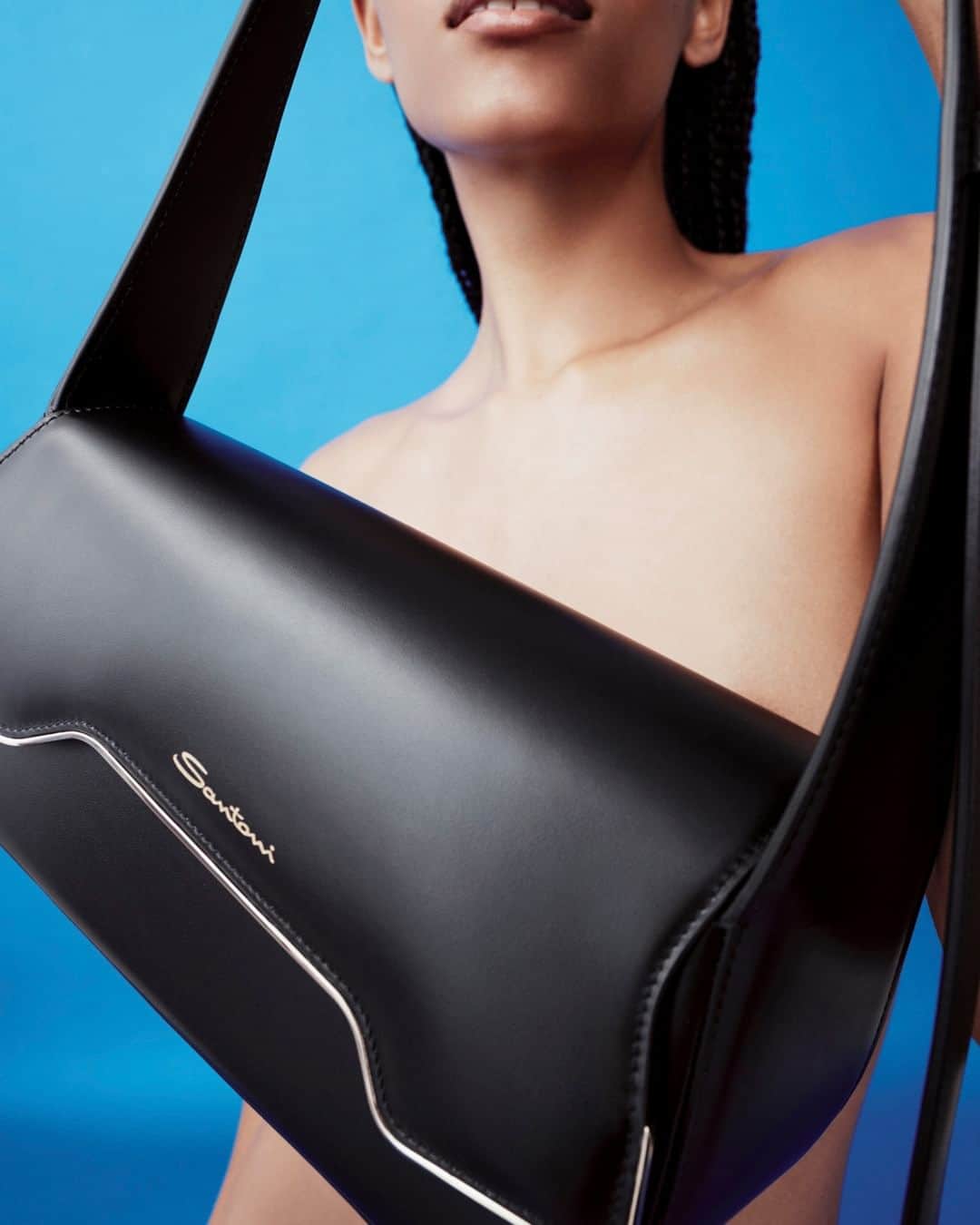 サントーニのインスタグラム：「Coming into view: superb lines and flawless craftsmanship. This is #ThePlutoBag—a new expression of modern luxury and natural ease.   #SantoniFW23 #Santoni」