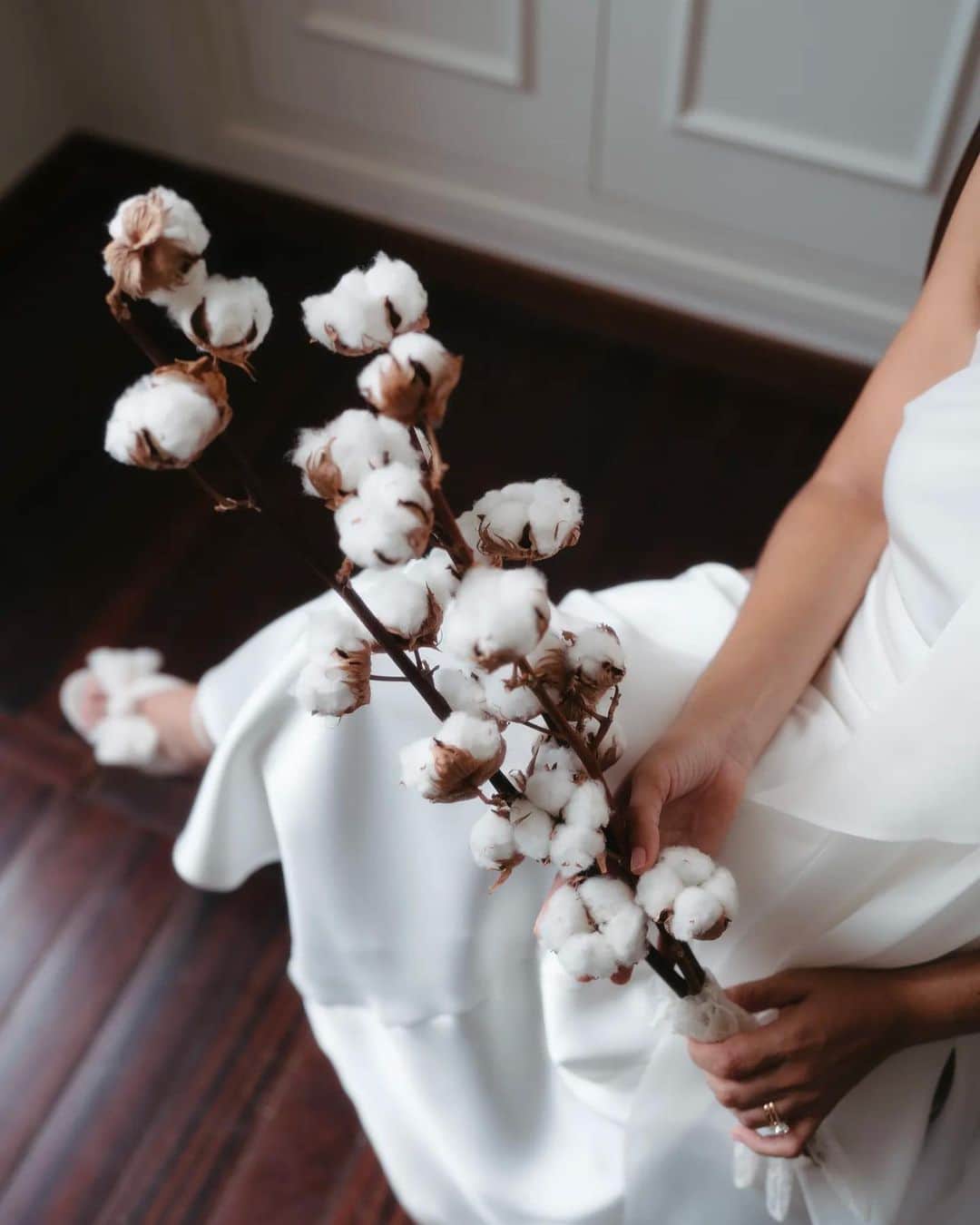 Vogue Españaさんのインスタグラム写真 - (Vogue EspañaInstagram)「“La flor de algodón es el símbolo perfecto de un matrimonio que ha resistido la prueba del tiempo durante varios años. El algodón es maleable, suave y, sin embargo, increíblemente fuerte”, explica Pauli sobre el ramo que escogió para casarse con Toni en una ceremonia en Girona. Para la boda, la novia eligió un disño de @joaquinperezvalette, que combinó con zapatos de @loefflerrandall. {Puedes ver todas las fotos y detalles de la boda en el link de la bio} ▪️Fotos: @david_griso ▪️Texto: @mariaaguilaarm」9月30日 19時00分 - voguespain