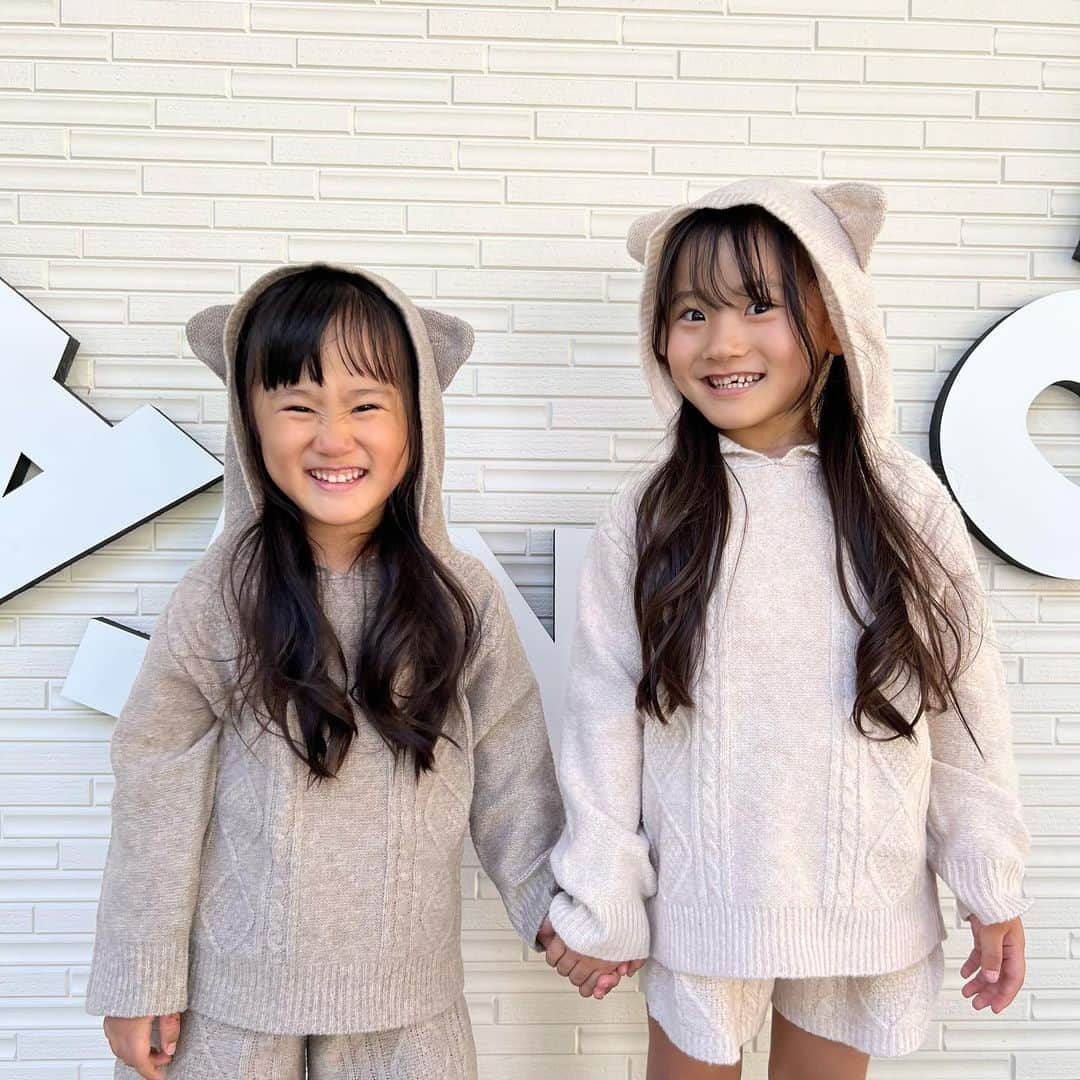 みおなぎさんのインスタグラム写真 - (みおなぎInstagram)「🤍 ㅤㅤㅤㅤㅤㅤㅤㅤㅤㅤㅤㅤㅤ ㅤㅤㅤㅤㅤㅤㅤㅤㅤㅤㅤ @petit_chouchou1129  ✔️ ねこ耳パーカーセットアップ ㅤㅤㅤㅤㅤㅤㅤㅤㅤㅤㅤㅤㅤ 9/29 21時〜から販売されるセットアップを 着用させていただきました🐱🤍 ㅤㅤㅤㅤㅤㅤㅤㅤㅤㅤㅤㅤㅤ ㅤㅤㅤㅤㅤㅤㅤㅤㅤㅤㅤㅤㅤ ニットのセットアップ可愛い♡ 着心地も軽くてチクチクもしない🥹 ねこ耳だからハロウィンにも良さそう🎃♡ ㅤㅤㅤㅤㅤㅤㅤㅤㅤㅤㅤㅤㅤ ㅤㅤㅤㅤㅤㅤㅤㅤㅤㅤㅤㅤㅤ ーーー ㅤㅤㅤㅤㅤㅤㅤㅤㅤㅤㅤㅤㅤ 🛒 @petit_chouchou1129  ✔️ ねこ耳パーカー ㅤㅤㅤㅤㅤㅤㅤㅤㅤㅤㅤㅤㅤ colour : ivory / Greige ㅤㅤㅤㅤㅤㅤㅤㅤㅤㅤㅤㅤㅤ size :  XS 85cm相当 S 105cm相当 M125cm 相当 L145cm 相当 ㅤㅤㅤㅤㅤㅤㅤㅤㅤㅤㅤㅤㅤ みおか / 107cm / Mサイズivory着用 なぎ / 98cm / SサイズGreige着用 ㅤㅤㅤㅤㅤㅤㅤㅤㅤㅤㅤㅤㅤ ーーー ㅤㅤㅤㅤㅤㅤㅤㅤㅤㅤㅤㅤㅤ #みおなぎチャンネル #みおなぎのいる暮らし #みおなぎコーデ #キッズファッション #キッズコーデ #キッズヘア #キッズヘアアレンジ #海外ファッション #kidsfashion #kidscode #kidsoutfits #姉妹コーデ #秋コーデ #ハロウィン #ニット #セットアップ #提供」9月29日 17時59分 - __mionagihan__