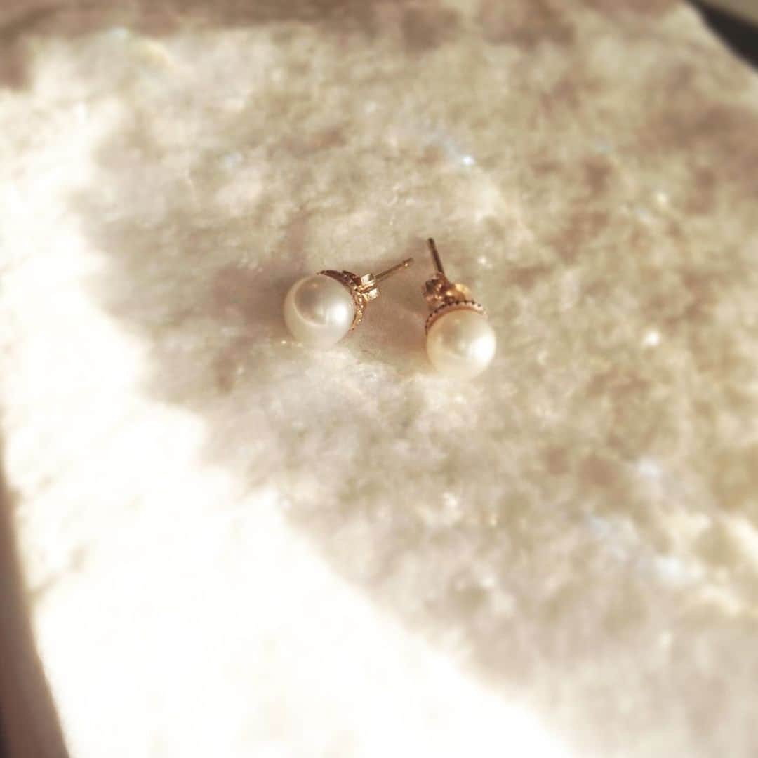 JUPITERさんのインスタグラム写真 - (JUPITERInstagram)「pure pearlピアス ￥18,700  シンプルな1粒淡水パールの定番ピアス。 サイドから覗く小さなミルの粒が繊細な表情を見せ、高級感を演出します。  オンスタイルでもオフスタイルでも活躍する優秀アイテムです。 定番のパールピアスはギフトにも喜ばれます♪  #jupiter #jewelry #fashion #instajewelry  #fashionjewelry #instafashion #gift  #earrings#pearl  #ジュピター #ジュエリー #ファッション #ギフト #ピアス #ゴールド  #pearl #淡水パール #パール」9月29日 18時00分 - jupiterjewelry_official