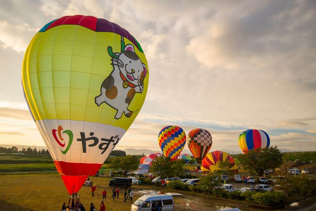 TOBU RAILWAY（東武鉄道）さんのインスタグラム写真 - (TOBU RAILWAY（東武鉄道）Instagram)「. . 📍Aizuwakamatsu – Aizu Shiokawa Balloon Festival See the beautiful hot air balloons in the autumn skies of Kitakata!  . On October 8 and 9, the Aizu Shiokawa Balloon Festival will be held in the Nippashi-gawa Green Park Free Plaza in Shiokawa-machi, Kitakata City. This wonderful festival is the highlight of autumn in Kitakata.  It is a gathering of colorful balloons from all over Japan, and you can enjoy seeing their flights in the splendid Aizu Basin!  In addition, there is a boarding experience from 7AM to 10AM, in which regular visitors can board the balloons! Enjoy the colorful hot air balloons shining in the autumn skies of Kitakata!  *The boarding experience is available only to visitors who have been selected from advance applications. Please see the following URL for details.  . . . . Please comment "💛" if you impressed from this post. Also saving posts is very convenient when you look again :) . . #visituslater #stayinspired #nexttripdestination . . #aizu #shiokawa #balloonfestival  #placetovisit #recommend #japantrip #travelgram #tobujapantrip #unknownjapan #jp_gallery #visitjapan #japan_of_insta #art_of_japan #instatravel #japan #instagood #travel_japan #exoloretheworld #ig_japan #explorejapan #travelinjapan #beautifuldestinations #toburailway #japan_vacations」9月29日 18時00分 - tobu_japan_trip