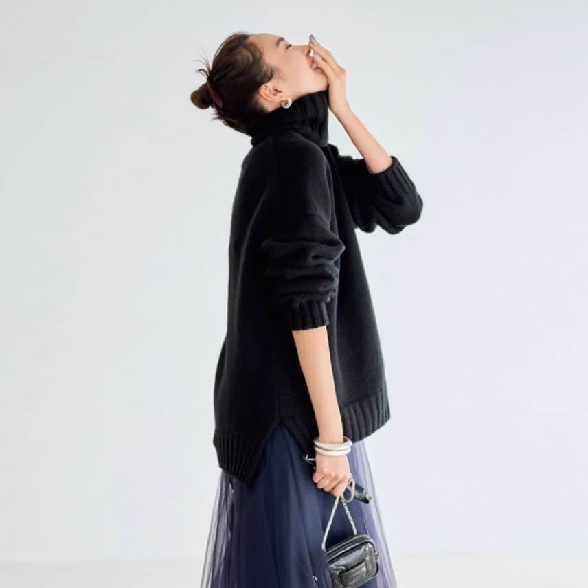 BAILAさんのインスタグラム写真 - (BAILAInstagram)「#BAILA今日のコーデ 好きな着こなしを見つけたらコメントに💘をください  🌟🌟🌟  黒ニットのシンプルコーデ。定番の揺れスカートを旬のチュール素材に変えるだけで、とびきり新鮮！  ニット￥39600／ザ ショップ スローン 新静岡セノバ店（スローン）　スカート￥24200／ヴェルメイユ パー イエナ 青山店（ヴェルメイユ パー イエナ）　ピアス（1個）￥13200・バングル各￥45100／イレーヴ　バッグ￥825 00／ピエール アルディ 東京（ピエール アルディ）　靴￥94600／アマン（ペリーコ）  ----------------------- #桐谷美玲 さん　@mirei_kiritani_  #ニット #ニットコーデ #ネイビー #スカート #スカートコーデ #チュールスカート #毎日コーデ #今日のコーデ #通勤コーデ #コーディネート #コーデ #今日の服 #バイラ #ootd #coodinate #fashion #instafashion #BAILA #bailafashion #baila_magazine」9月29日 18時00分 - baila_magazine