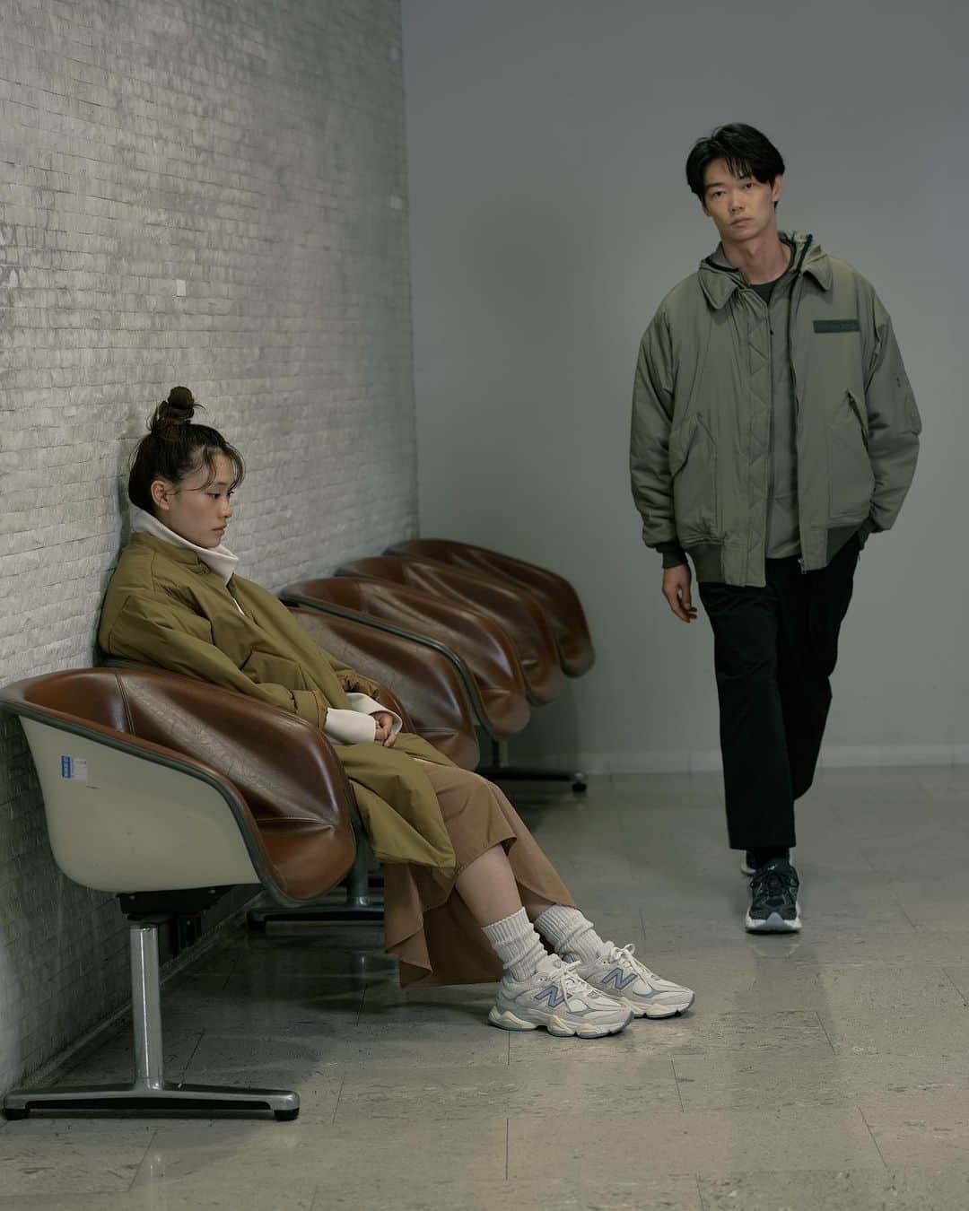 のインスタグラム：「#select New Balance with Show Kasamatsu & Ryo Matsuura  『気になるあの人はニューバランス。笠松将×松浦りょう vol.2』  街で見かけたあの人の履いていたスニーカーが忘れられない。決して派手ではなく、スタイリングに自然と馴染むのに、目が離せない存在感。そこには毎日履きたくなる魅力がある。  New Balance (ニューバランス) の過去・現在・未来を内包する「90/60」は、フラッグシップモデルとしてブランドを代表する「990」シリーズと、2000年代初頭のパフォーマンス・ランニングシューズ「860」をハイブリッドした人気モデル。伝統と革新が息づく唯一無二の一足にあわせたのは、都市で生活を送る人々に向けてデザインされた New Balance のアパレルコレクション「MET24 (メットトゥエンティフォー)」の新作ウェア。  『TOKYO VICE』や『ガンニバル』など国内外の話題作に出演し、飛ぶ鳥を落とす勢いで活躍する笠松将と、気鋭のアンシュル・チョウハン監督作『赦し』で大役に抜擢され、高い評価を得た松浦りょうが初共演。東京という大都市でサバイブするふたりの俳優が、New Balance を着こなす(第2回/全3回)。  model: Show Kasawatsu & Ryo Matsuura photography: Sayuri Murooka styling: Keisuke Shibahara hair & make up: MIZUHO (Show Kasamatsu), Kie Kiyohara & Kazuhiro Naka (Ryo Matsuura) text: Manaha Hosoda edit: Manaha Hosoda & Miku Oyama  #tfp #thefashionpost #newbalance  #ニューバランス #笠松将 #松浦りょう #showkasamatsu #ryomatsuura #newbalance9060 #MET24」