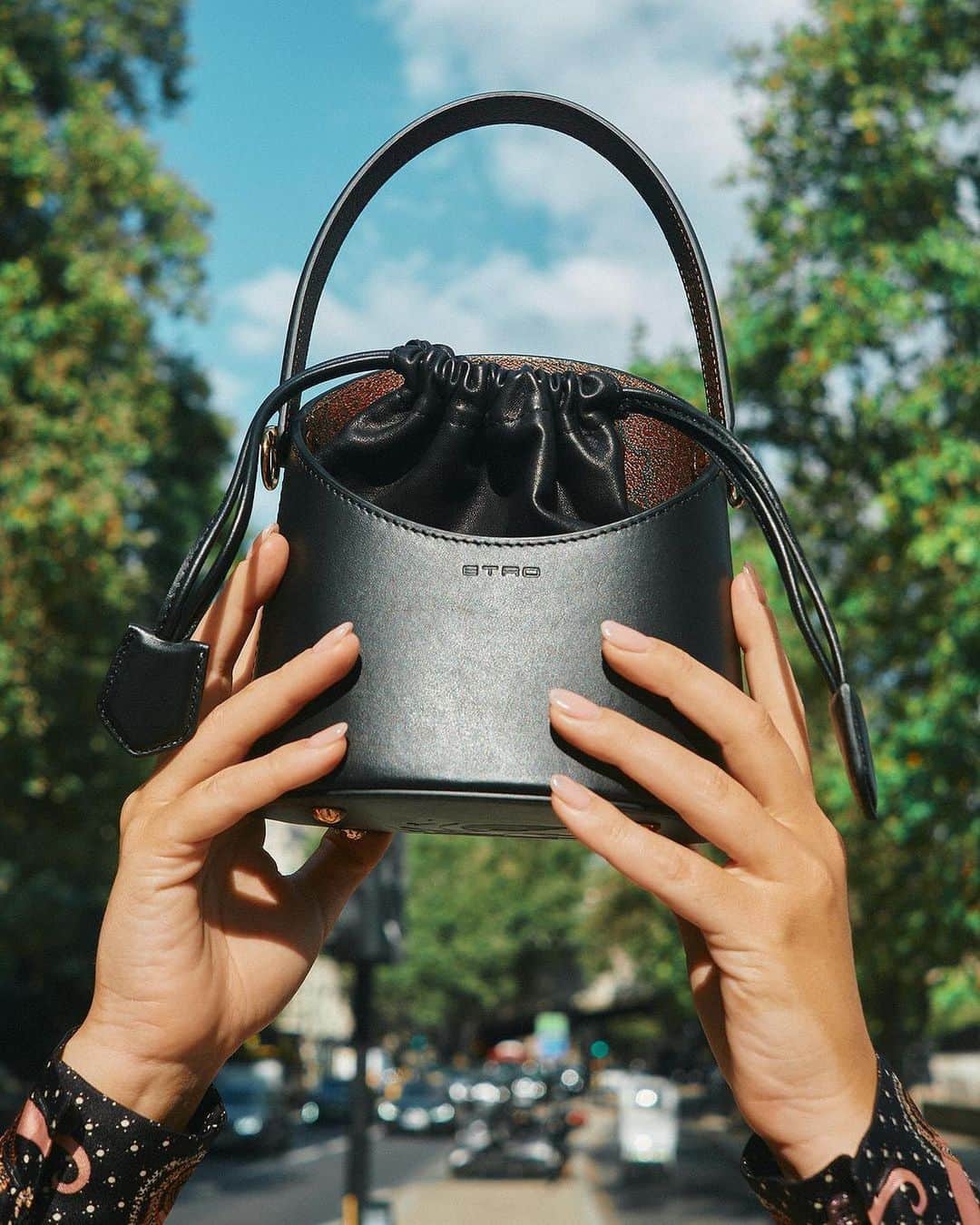 エトロさんのインスタグラム写真 - (エトロInstagram)「The new #EtroSaturno bag taking over the streets.」10月1日 21時30分 - etro
