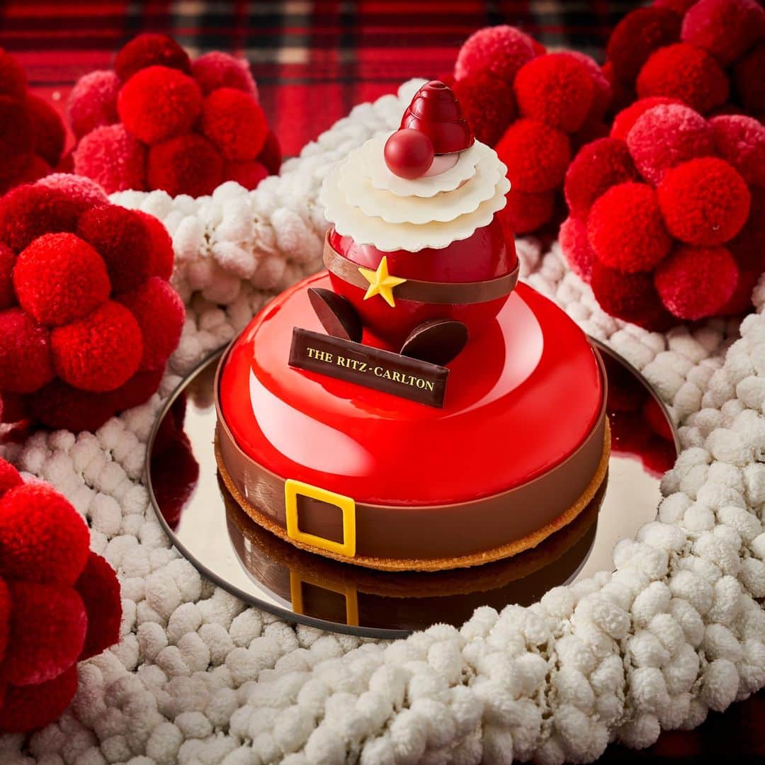 The Ritz-Carlton, Osakaさんのインスタグラム写真 - (The Ritz-Carlton, OsakaInstagram)「ザ・リッツ・カールトン・グルメショップでは、10月2日(月)よりクリスマスケーキのご予約の受付を開始いたします。  今年は「おもちゃ箱」をテーマに5種類のクリスマスケーキをご用意いたしました。  クリスマスカラーの赤に彩られ、ヴェルヴェット調の美しい質感が高貴な雰囲気を纏う「ヴェルヴェット ペタル」、 サンタクロースを模したチョコレートが、かわいさと華やかさを演出する「ベリーベリーサンタクロース」、風味豊かなピスタチオムースに、カシスのクリームやコンフィなどフルーティーな味わいで、ご自身でデコレーションをお楽しみいただける「サパン ドゥ ノエル」など、小さなお子様から大人の方まで、皆様が笑顔になれるような商品のラインナップです。  ご予約は10月2日(月)～12月11日(月)までとなります。 皆様のご予約をお待ちいたしております。  Find your favorite from our beautiful Christmas cake collection with the theme of “Toy Box”. Which cakes would you like to try? ※Christmas cake reservations will be accepted from October 2 to December 11.    #ritzcarlton #ritzcarltonosaka #Christmas #Christmascake #Christmastree #Strawberry #strawberrycake #santaclaus #rudolph #terrine #chocolate」9月29日 18時01分 - ritzcarlton.osaka