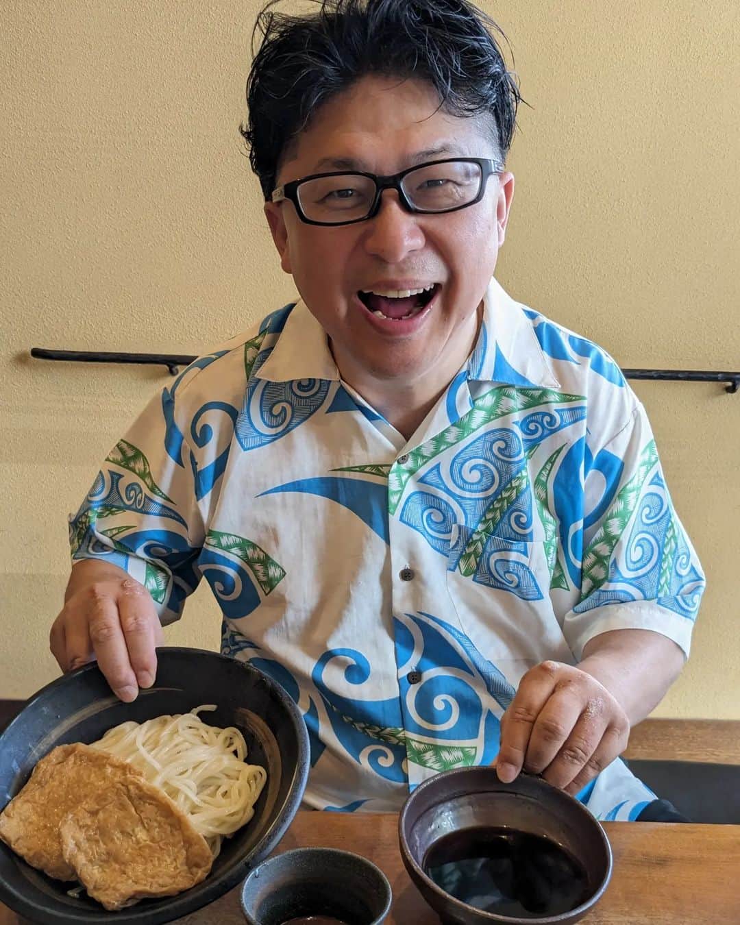 古賀シュウのインスタグラム：「味噌煮込みうどんが苦手な かいやまと君と 山本屋へ そして 名古屋といえば コメダ珈琲 シロノワールもしっかり頂き 満足してると かいやまと君仕事の問い合わせ ギャラ交渉で マジな顔になってますw」