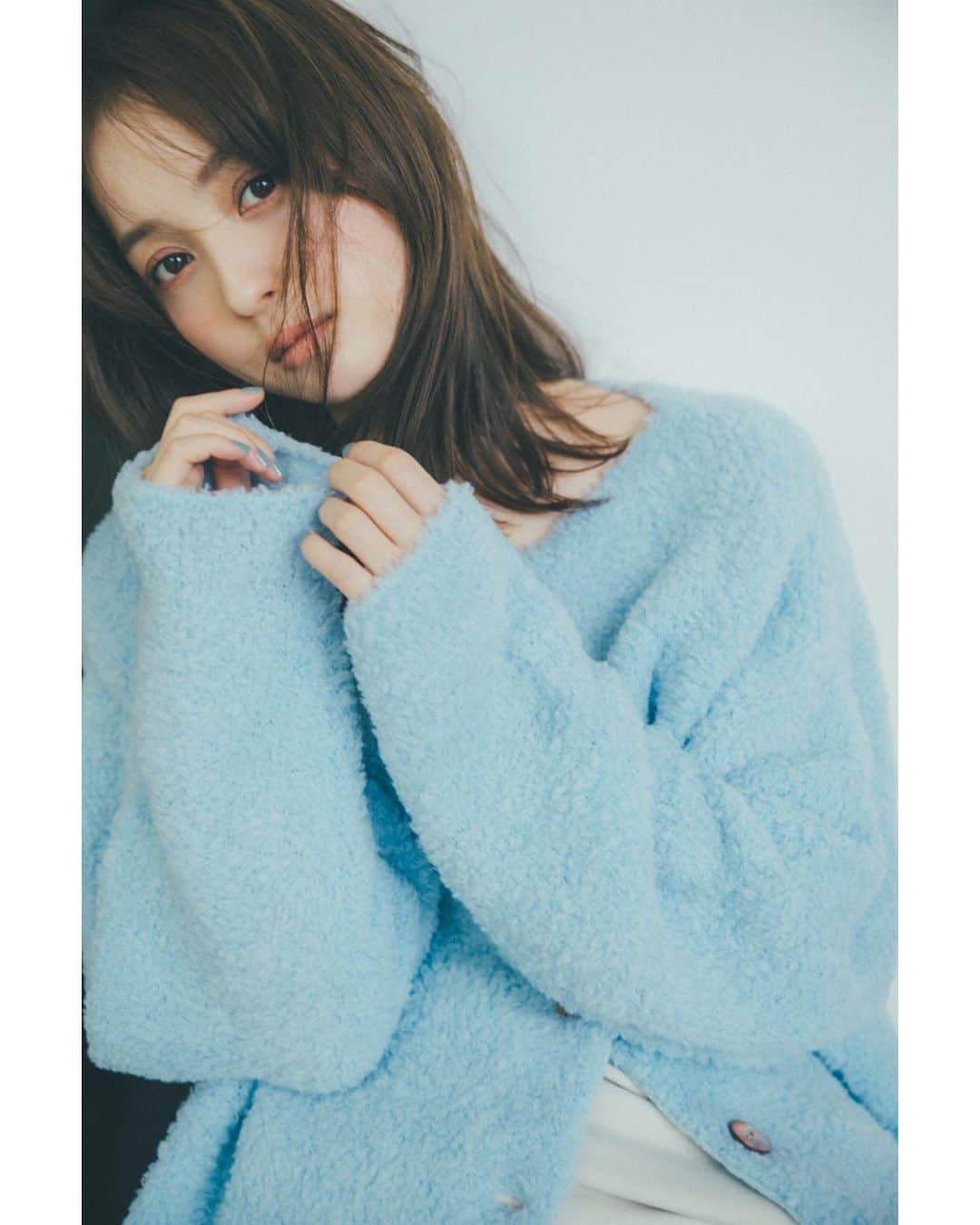 のインスタグラム：「もこもこニット♡ お気に入りなので、5色も作りました♡ 可愛すぎ。  【Boa Cardigan】 ✔上質なウール100％の糸に、ふんわりとしたモール加工を施した糸を加えて、ニット特有のチクチク感を抑えました。 ✔ゆったりとしたシルエットのショート丈カーディガンです。短めな丈と袖のボリューム感が特徴的なシルエットを創り出しています。 ✔シェルボタンが上品な光沢でアクセントになっています。 ✔トップスとしてコーディネートしても、ワンピースに軽く羽織ってもよい、ヘビロテ間違いなしのアイテムです！」