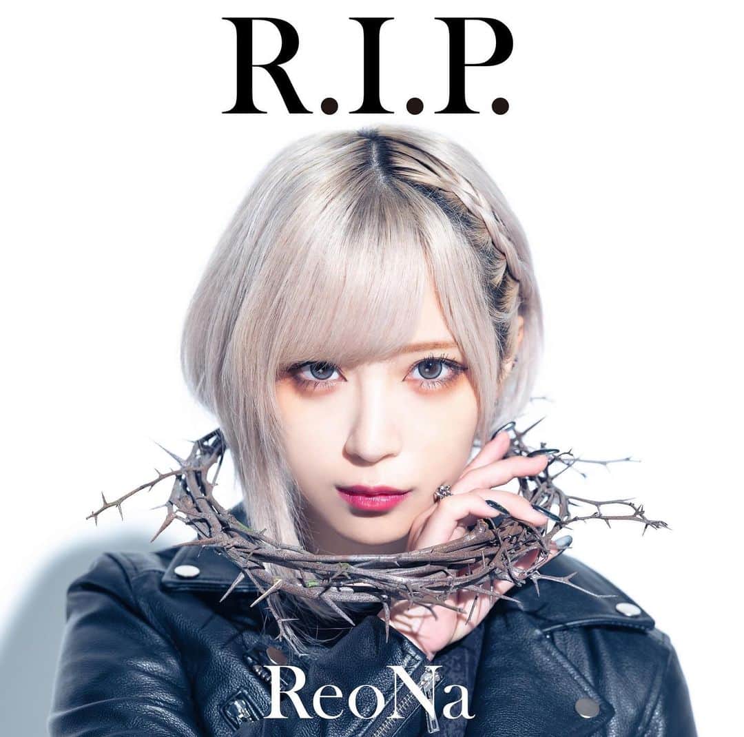 ReoNaのインスタグラム：「11/15（水）Release…❄️ #ReoNa 8th Single「R.I.P.」  収録情報が公開…！ カップリング曲の情報などなど…要チェックです…🐈‍⬛  ▷詳しくは… https://www.sonymusic.co.jp/artist/ReoNa/info/556483  ▷予約 https://reona.lnk.to/R.I.P._pkg  #アークナイツ #冬隠帰路」