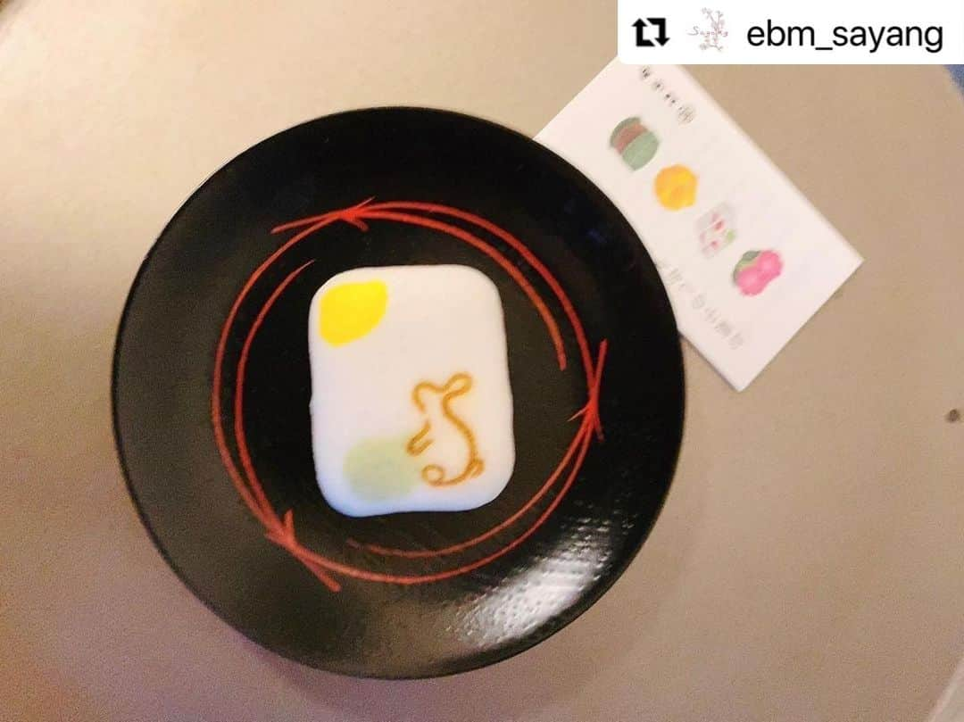 堤信子さんのインスタグラム写真 - (堤信子Instagram)「#Repost @ebm_sayang with @use.repost ・・・ こんにちは✨ 今週も堤信子さん @nobnob1111 のミニエッセイ、「あなたの心地良さを作る習慣」をお届けします🌕  習慣102. 本日9月29日は十五夜、心がけると良いこと。  今夜の満月の時刻は、１８時５８分、ちょうど日が暮れるタイミングですね。 さらに中秋の名月である十五夜。  人気占いエディターの青木良文さんによると、満月タイムに心がけると良いことは、自愛を意識すること、つまり自分らしく生きることや自分を大切にすることだそう。  例えば、スキンケアしながら自分の肌を褒める、鏡を見ながら、今日もよく頑張ったと自分をねぎらう、などなど。 すると月のパワーを最大限に受け取れるとのこと。  ほおっておくと、自分の粗探しをしたりダメ出しをしがちな私たちですが、今晩は意識して、自愛と感謝に満ちた時間を過ごしたいと思います。  自分が喜ぶことの一つはおやつタイム、今日は、とらやの和菓子「月下の宴」にしました。 皆さんも素敵な満月の夜をお過ごしください。 #ebm #ebmさやん #イービーエム #さやん #化粧品会社 #あなたの心地良さを作る習慣 #堤信子 #エッセイ #週末の過ごし方 #十五夜 #満月 #中秋の名月 #心がけること #おやつタイム #スキンケア #月のパワー #自分らしく #自分を大切に  @aokiyoshifumi  さん」9月29日 18時04分 - nobnob1111