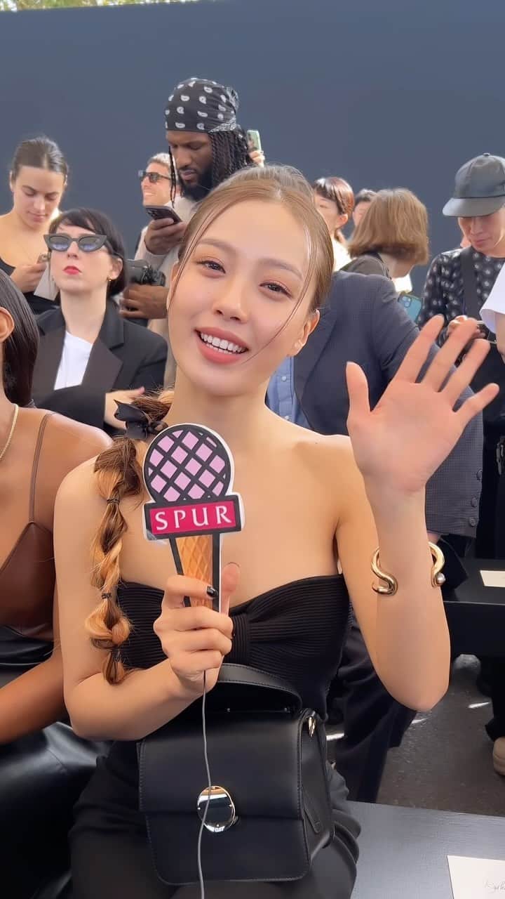 のインスタグラム：「クロエの2024年春夏コレクションショー会場のフロントロウに現れた韓国の俳優コ・ミンシさん。初めてのパリの意気込みを聞きました！ #Chloé  #ChloéSS24  #クロエ #コ・ミンシ #고민시 #gominsi #minsi #ParisFashionWeek  #PFW」