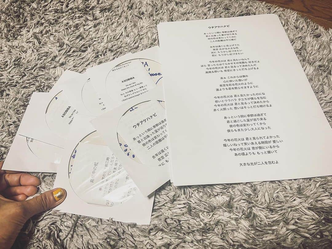 梶有紀子さんのインスタグラム写真 - (梶有紀子Instagram)「【歌詞付きで販売始めるってよ📝】  これまでも配信リリースのみの音源のDEMOを販売していましたが💿 可愛い曲達をよりしっかり聴いて頂きたいという思いから💭  歌詞を同梱して販売することに致しました👏  これまでお求め頂いた物も対象になっておりますので、 ご提示頂きましたらお渡しさせて頂きます🙇‍♀️  ※"Lxxx"収録楽曲以外  改めて新しい楽曲達をよろしくお願い致します🤲  *~*~*~*~*~*~*~*~*~*~  #歌詞 #歌詞カード #シンガーソングライター #DEMO #CD」9月29日 18時06分 - kajiyukiko1112