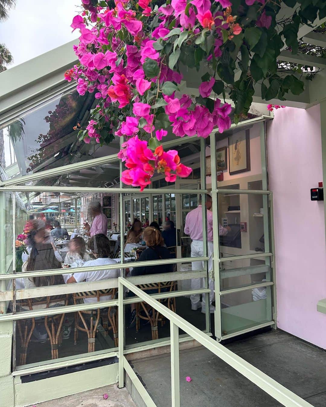 蘭子さんのインスタグラム写真 - (蘭子Instagram)「LA🇺🇸 Santa Monica🌴 . サンタモニカの海沿いにある ピンクの店内とお花が可愛すぎるお店💐🌱 【The Ivy At the Shore】 . ご飯も全部美味しかった💓 . LAに行ったらここと、海沿い歩いてすぐの3rd street pormnardでショッピングするコースおすすめです💓🛍️ プチプラからハイブラ、ご飯屋さんとかが集まってる場所🫧 . . . . #アメリカ#アメリカ旅行#ロス旅行#la旅行#サンタモニカ#ロサンゼルス観光#ハリウッド#ロサンゼルス旅行#旅行好きな人と繋がりたい #海外旅行#世界旅行#タビジョ#リゾート#リゾートコーデ#リゾートホテル#ポトレ#ポトレ撮影隊#ポトレ撮影隊#カフェ巡り#映えスポット#ピンクカフェ #losangeles#california#santamonica」9月29日 18時07分 - xx_ranko_xx