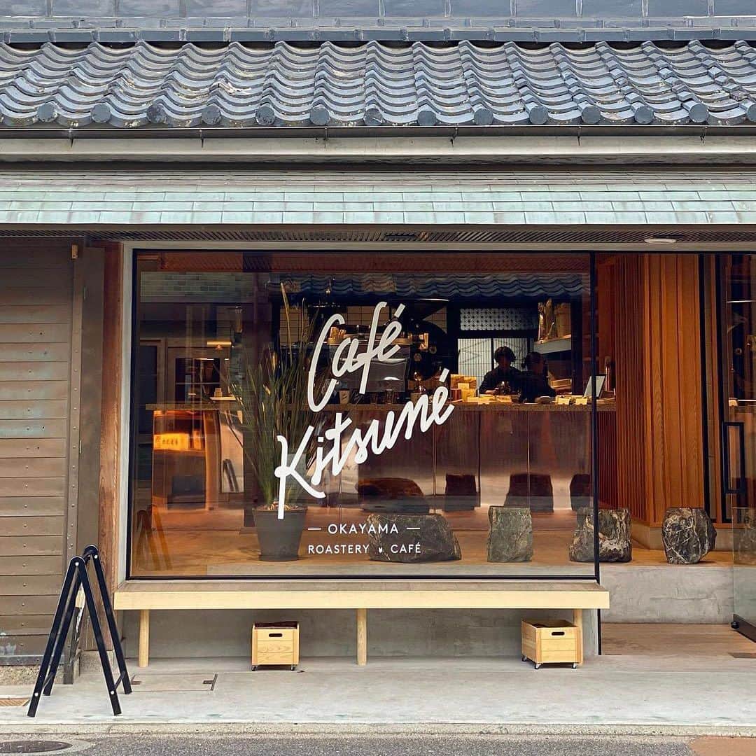 のインスタグラム：「#CafeKitsuneOkayama: the perfect minimal setting for your coffee break 🏯☕ - 👉 Café Kitsuné Okayama Café-Roastery, 1-6-6-2 Izushicho, Kita-ku, Okayama, Japan Monday-Sunday: 10am-5pm」