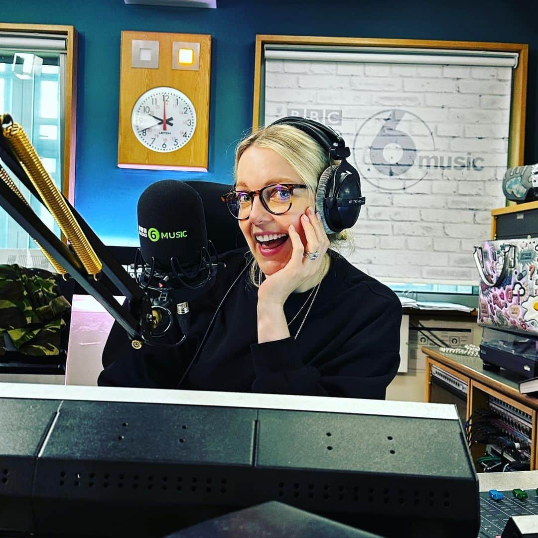 ニック・フロストさんのインスタグラム写真 - (ニック・フロストInstagram)「🥰🥰🥰 Thanks for having me! @laurenlaverne  @bbc6music  #asliceoffriedgold」9月29日 18時10分 - friedgold