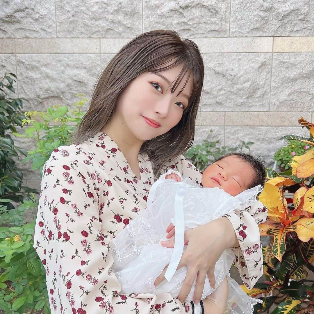 伊藤りかさんのインスタグラム写真 - (伊藤りかInstagram)「． 無事、退院しました〜👶🏻♡ 久しぶりに化粧して写真撮ったけど、 私の顔が術後〜産後疲れで酷すぎた🥹💦笑 * まぁ、この瞬間も 思い出ということで残させて下さい🫥✌️ * そして、久しぶりに会った長男が 一皮剥けたかのように急成長していましたˊ˗ 今は、弟への母性で溢れています🤭🤍笑 * 無理せず長男のペースで成長していけるよう お兄ちゃんなどの促しは、一切せず見守り✊🏻💕 * 兄弟育児、気合い入れて頑張っていくぞ𓂃 * #男の子ママ #男の子ベビー #産後ママ #新生児 #新生児育児 #新生児フォト #出産報告 #9月22日生まれ #出産記録 #帝王切開 #兄弟ママ #生後0ヶ月 #赤ちゃんのいる生活 #第二子 #第二子出産 #伊藤りか #snsクリエイター」9月29日 18時10分 - rrrika.i