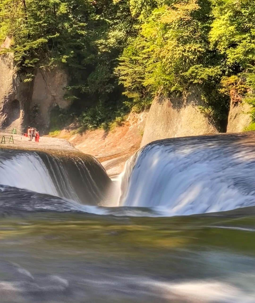 hama_aki_pppさんのインスタグラム写真 - (hama_aki_pppInstagram)「群馬県沼田市#吹割の滝 (スライドして下さい)  Location Gunma Japan (Swipe)   2023.09.18撮影  群馬旅行続き　 最後2枚動画入れてます  #神社仏閣　 #美しい日本  #吹割爆  #パワースポット #日本の絶景  #おとな旅プレミアム  #こころから  #タビジェニ  #sorakataphoto  #rakutentravel  #japanese_gardens  #otonatabi_japan  #histrip_japan  #zkg10 #loves_united_japan #ptk_japan  #visitjapanjp  #deaf_b_j_  #total_japan  #ぐんまフォト旅  #東洋のナイアガラ  #群馬観光  #群馬の絶景  #cooljapanvideos  #iphonephotography  #iphoneonly  #iphonephotographer」9月29日 18時10分 - hama_aki_ppp