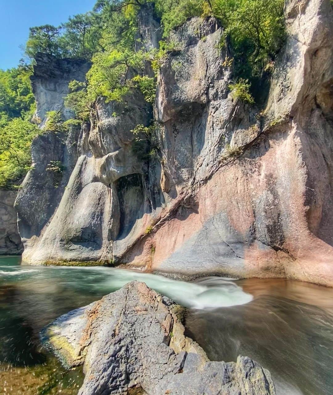 hama_aki_pppさんのインスタグラム写真 - (hama_aki_pppInstagram)「群馬県沼田市#吹割の滝 (スライドして下さい)  Location Gunma Japan (Swipe)   2023.09.18撮影  群馬旅行続き　 最後2枚動画入れてます  #神社仏閣　 #美しい日本  #吹割爆  #パワースポット #日本の絶景  #おとな旅プレミアム  #こころから  #タビジェニ  #sorakataphoto  #rakutentravel  #japanese_gardens  #otonatabi_japan  #histrip_japan  #zkg10 #loves_united_japan #ptk_japan  #visitjapanjp  #deaf_b_j_  #total_japan  #ぐんまフォト旅  #東洋のナイアガラ  #群馬観光  #群馬の絶景  #cooljapanvideos  #iphonephotography  #iphoneonly  #iphonephotographer」9月29日 18時10分 - hama_aki_ppp