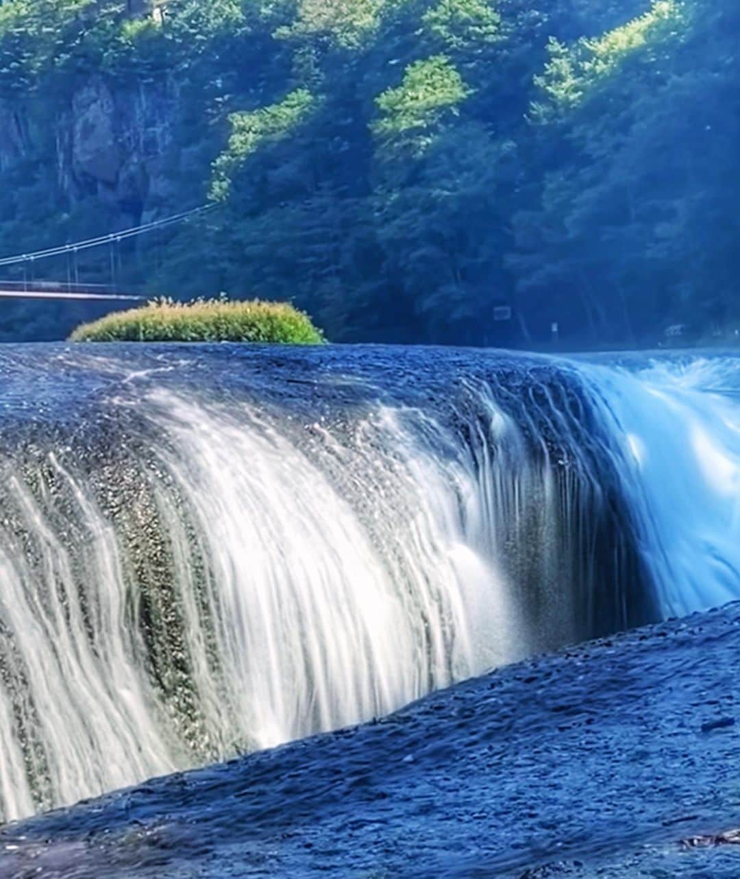 hama_aki_pppさんのインスタグラム写真 - (hama_aki_pppInstagram)「群馬県沼田市#吹割の滝 (スライドして下さい)  Location Gunma Japan (Swipe)   2023.09.18撮影  群馬旅行続き　 最後2枚動画入れてます  #神社仏閣　 #美しい日本  #吹割爆  #パワースポット #日本の絶景  #おとな旅プレミアム  #こころから  #タビジェニ  #sorakataphoto  #rakutentravel  #japanese_gardens  #otonatabi_japan  #histrip_japan  #zkg10 #loves_united_japan #ptk_japan  #visitjapanjp  #deaf_b_j_  #total_japan  #ぐんまフォト旅  #東洋のナイアガラ  #群馬観光  #群馬の絶景  #cooljapanvideos  #iphonephotography  #iphoneonly  #iphonephotographer」9月29日 18時10分 - hama_aki_ppp