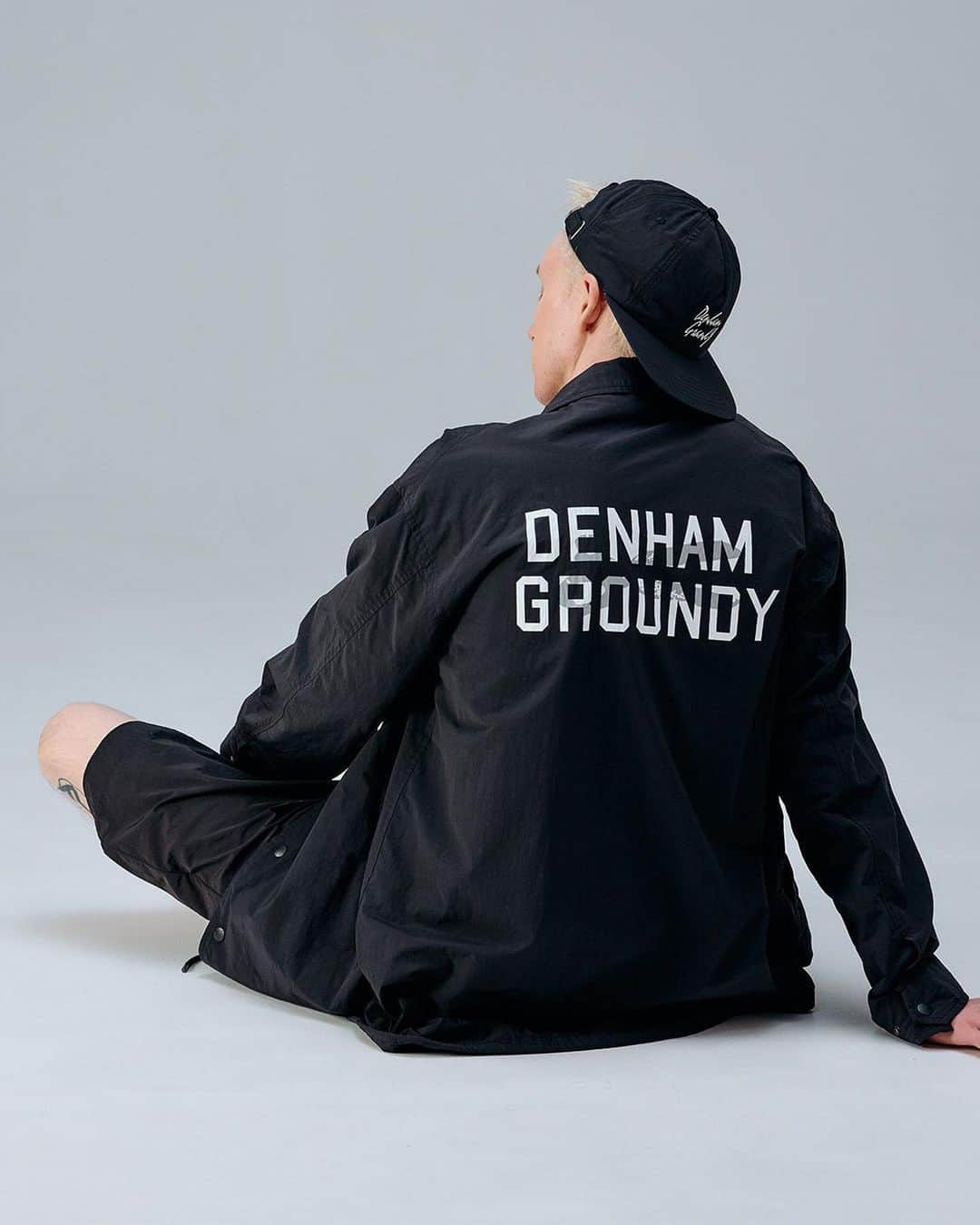 denham_japanのインスタグラム：「DHGY COACH JACKET Color: Black Fit: Loose Size: S-XL Price: ¥64,900-in tax  従来のコーチジャケットと比較して着丈が10cm程度長く、ショートコートのようなシルエット。このレングスがGround YのこだわりポイントでありDENHAMの定番のアイテムに融合させたプロダクト。 使用している素材は通常のタフタより柔らかい風合いに仕上げ、撥水機能とマットなタッチを特徴としている。重厚な見た目と異なり、非常に軽量な着心地です。  @ground_y_official  #denham #denhamjapan #groundy #collaboration #1006 #デンハム #デンハムジャパン #グラウンドワイ #コラボレーション #1006発売」