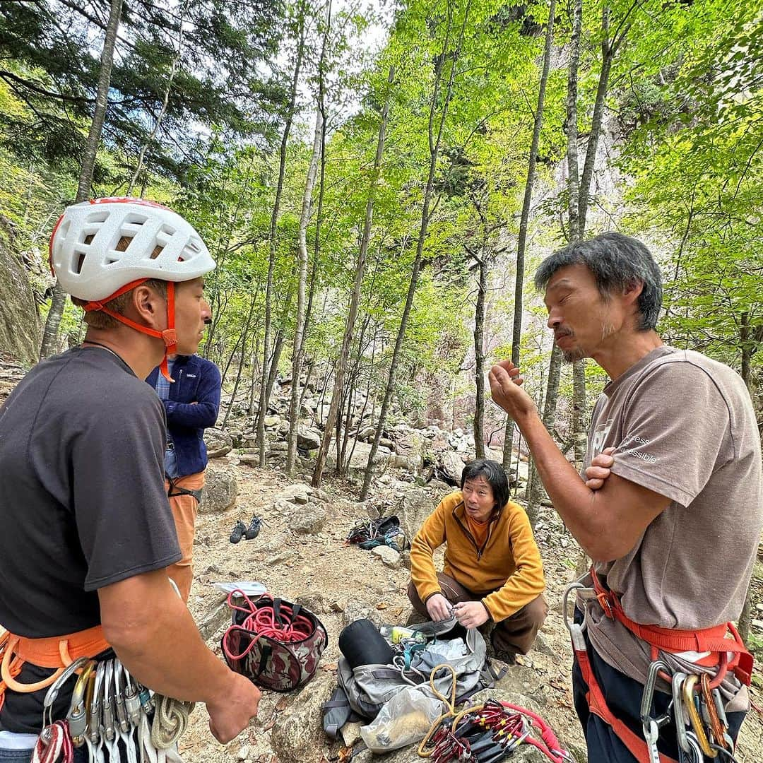 平山ユージさんのインスタグラム写真 - (平山ユージInstagram)「We had rescue instruction✨✨😆💪🏼💪🏼 If you need I will catch you on the wall 😆😆👍  公益社団法人日本山岳ガイド協会のフリークライミングインストラクター更新研修を受けました。研修はフリークライミングインストラクター協会により行われたのですが、普段なかなかやらないレスキューは壁の中で何かが起こった際に大変役立つ知識であり、方法で各チームに分かれて大変有意義な時間でした。 講師の皆さん、そしてチームを組んでくれた北平さん、土方さん、ありがとうございました。  #公益社団法人日本山岳ガイド協会 #フリークライミングインストラクター協会 #tnfjp #ザノースフェイス #neverstopexploring #ワイドクラック」9月29日 18時13分 - yuji_hirayama_stonerider