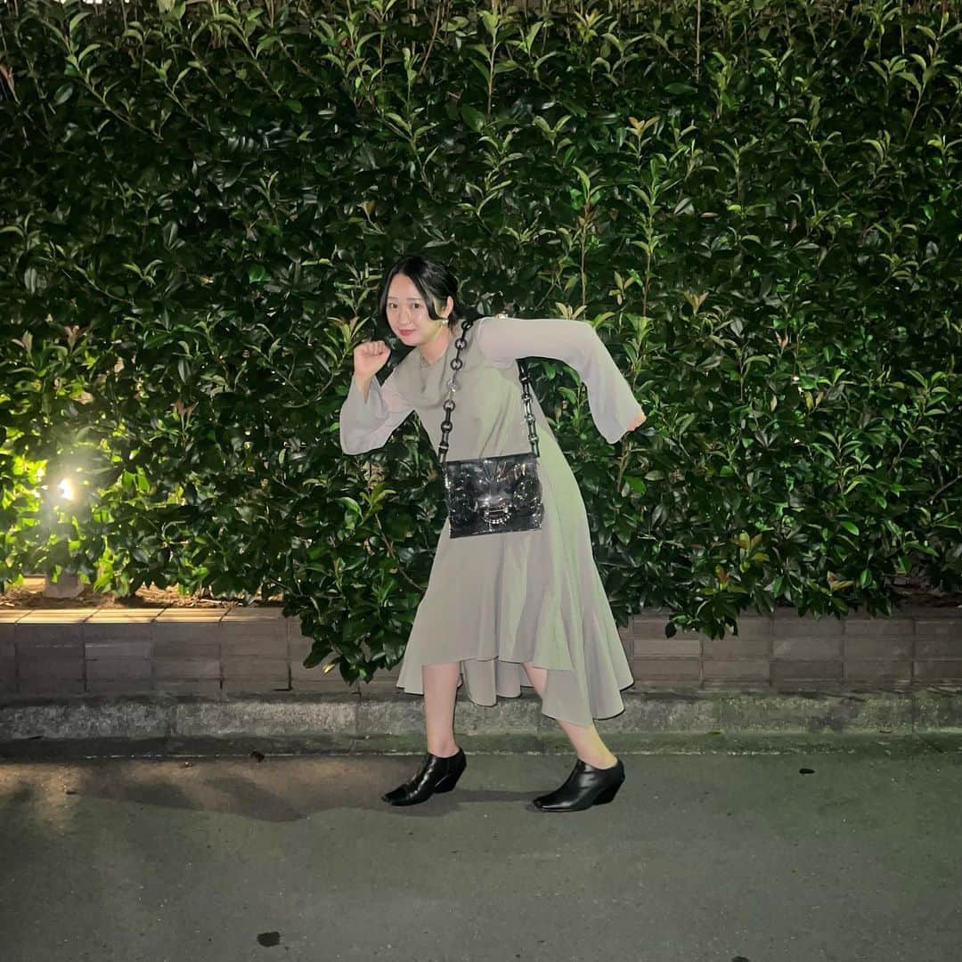 のインスタグラム：「友人の結婚パーティー行った日🦆🦆💐  仕事の都合で新潟の美容院で髪セットしていったけど、東京着いた頃にはボサボサなっちゃったん💇🏻‍♀️」