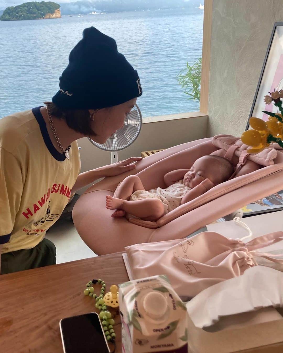 青木美緒さんのインスタグラム写真 - (青木美緒Instagram)「初めての予防接種も無事終わった💉❤️‍🩹 (熱出なくて良かった🥲 みんな来てくれて、いっぱい遊んでもらって 最後のK2シロップも飲んで (ちょっとさみしいね🤏) そんな1週間だった🐰👏 . #生後2ヶ月 #令和5年ベビー」9月29日 18時13分 - m_ooo