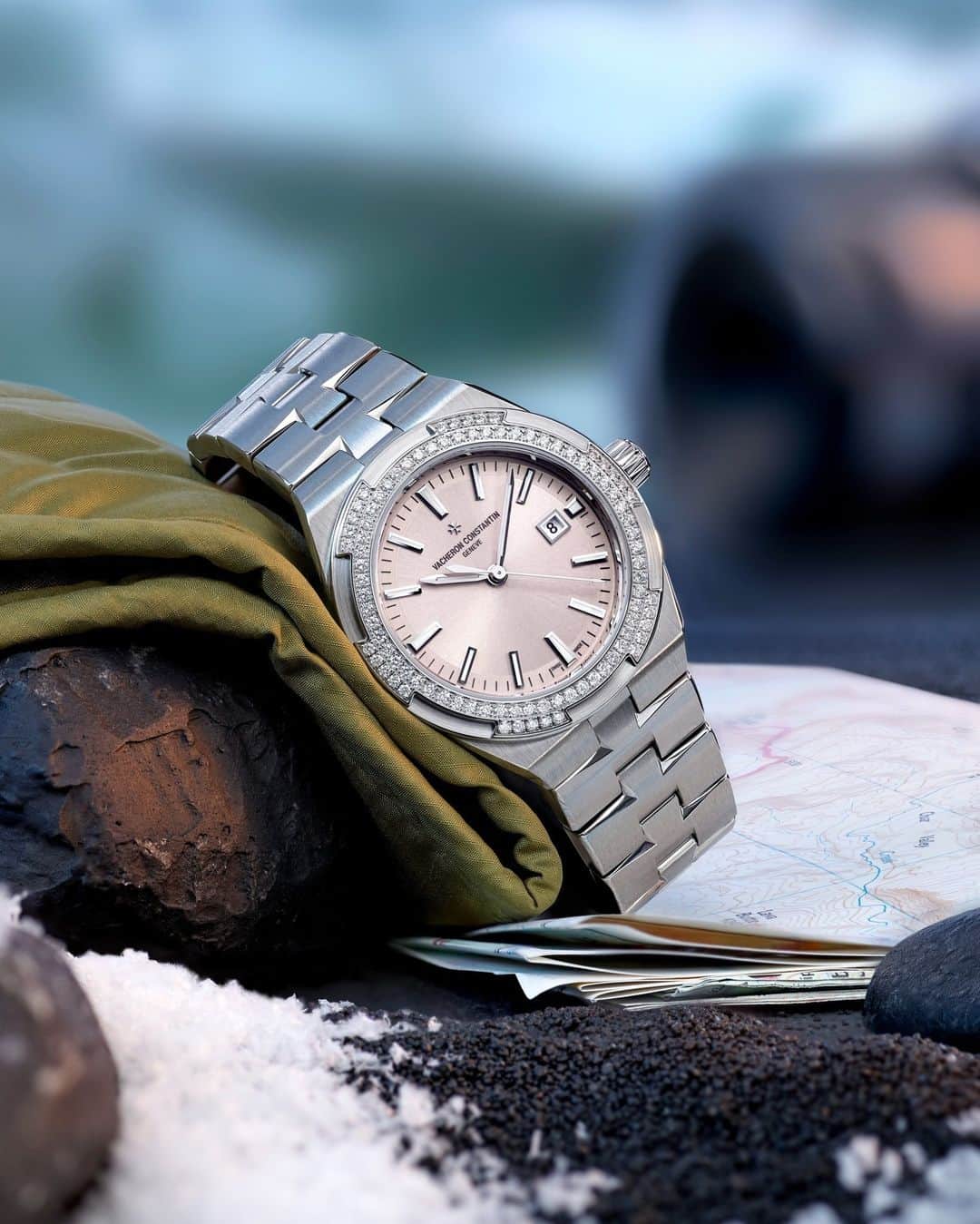 ヴァシュロン コンスタンタンのインスタグラム：「Rise and shine 🌟  The Overseas self-winding model offers a delightful blend of femininity, dainty charm and sportiness.   The six-sided bezel, shaped in a manner reminiscent of Vacheron Constantin’s emblematic Maltese cross, is adorned with 78 “brilliant”-cut diamonds.  #VacheronConstantin #OneOfNotMany #vacheron #thehourlounge #watches #watch #watchesofinstagram #vcoverseas」