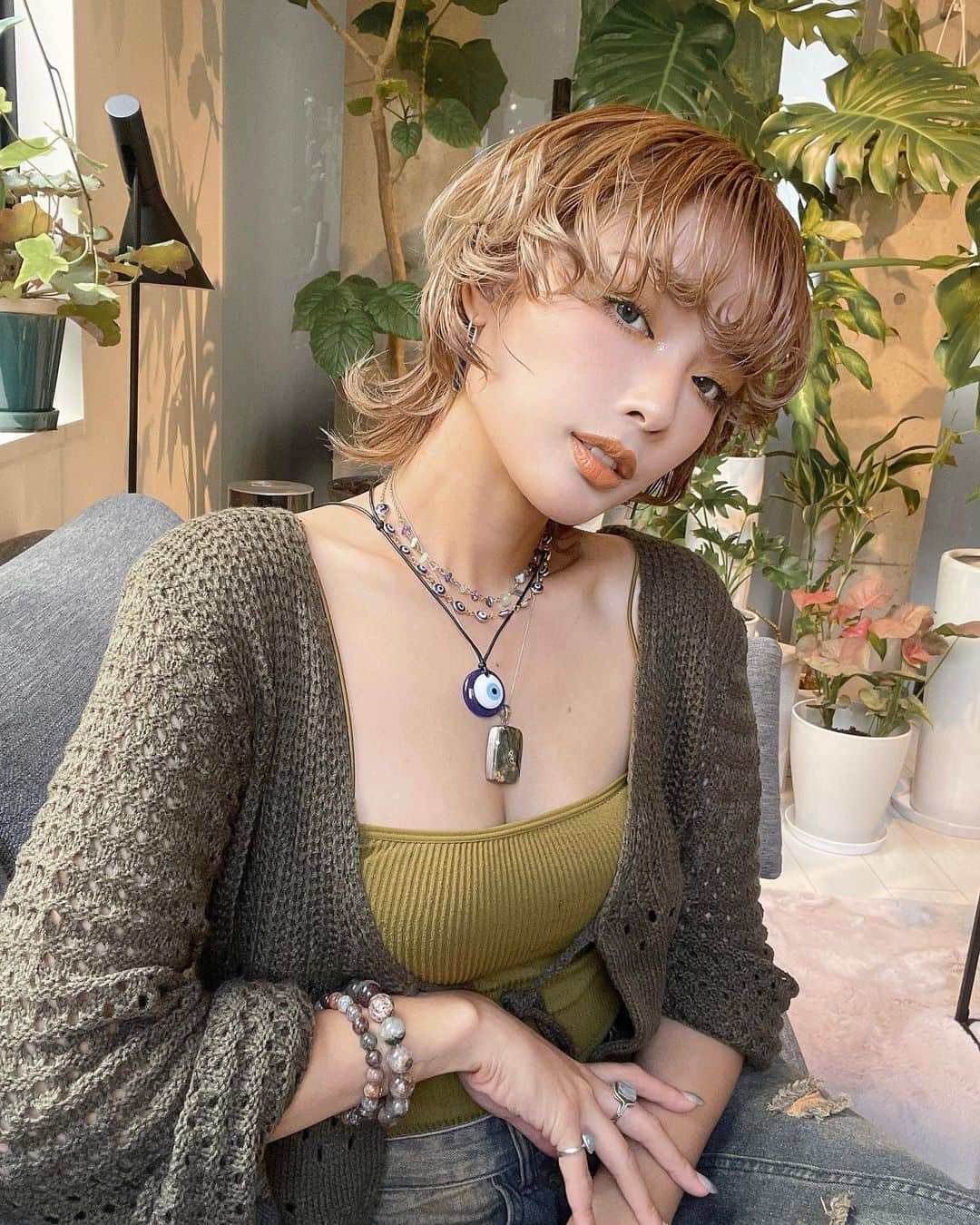 RiRiのインスタグラム：「NEW HAIR🌿 mushroom🍄🤍  @soga_rollen_gm ✂︎  ウルフのマッシュルームヘアにして 秋先取りでございます🫒🍂」