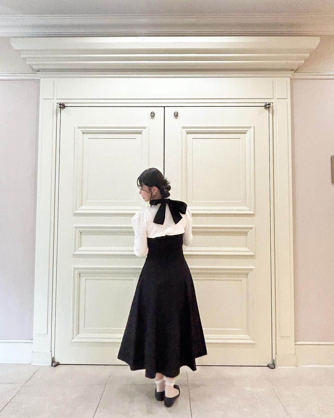服部さやかのインスタグラム：「🏰  #パフスリーブニット #ワンピース @naturalbeautybasic_official」