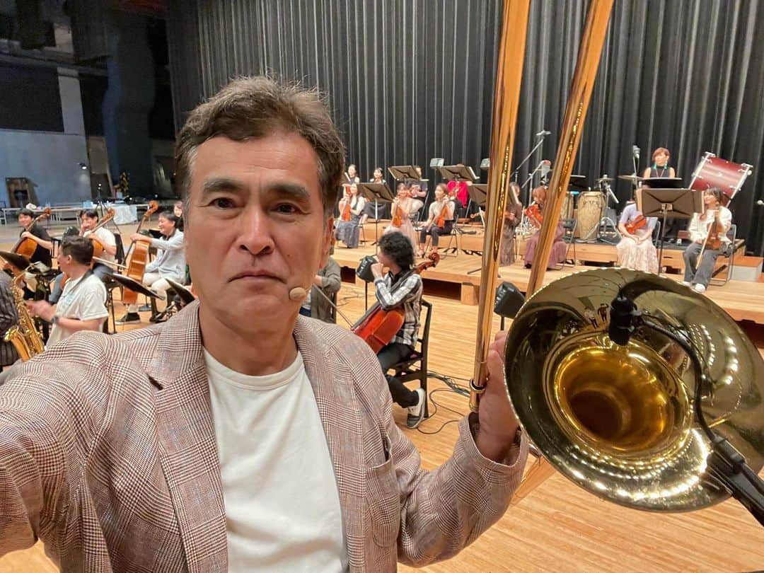 石原良純のインスタグラム：「またまた、この季節がやってきました。ザワつく音楽会2023。大阪城ホールの本番を二週間後に控えてリハーサルが行われた。去年と同じ“威風堂々”のソロパートと合奏。相変わらずラの音は滅多に出ないし、ソだって怪しいものだ。さらに今年は、各々のソロ曲まである。 伸び悩む演奏を向上させる秘訣を高嶋ちさ子先生に聞いた。常人はより上手な人の演奏を聴く。でも彼女は、自分より下手な演奏を聴いて、私は上手いと自信を持つのだそうな。 そんなの参考にならないじゃないか。僕より下手なトロンボーン奏者なんて、そういるものではない。 だから、去年のコンサートのビデオで自分の演奏を聴けと諭された。」