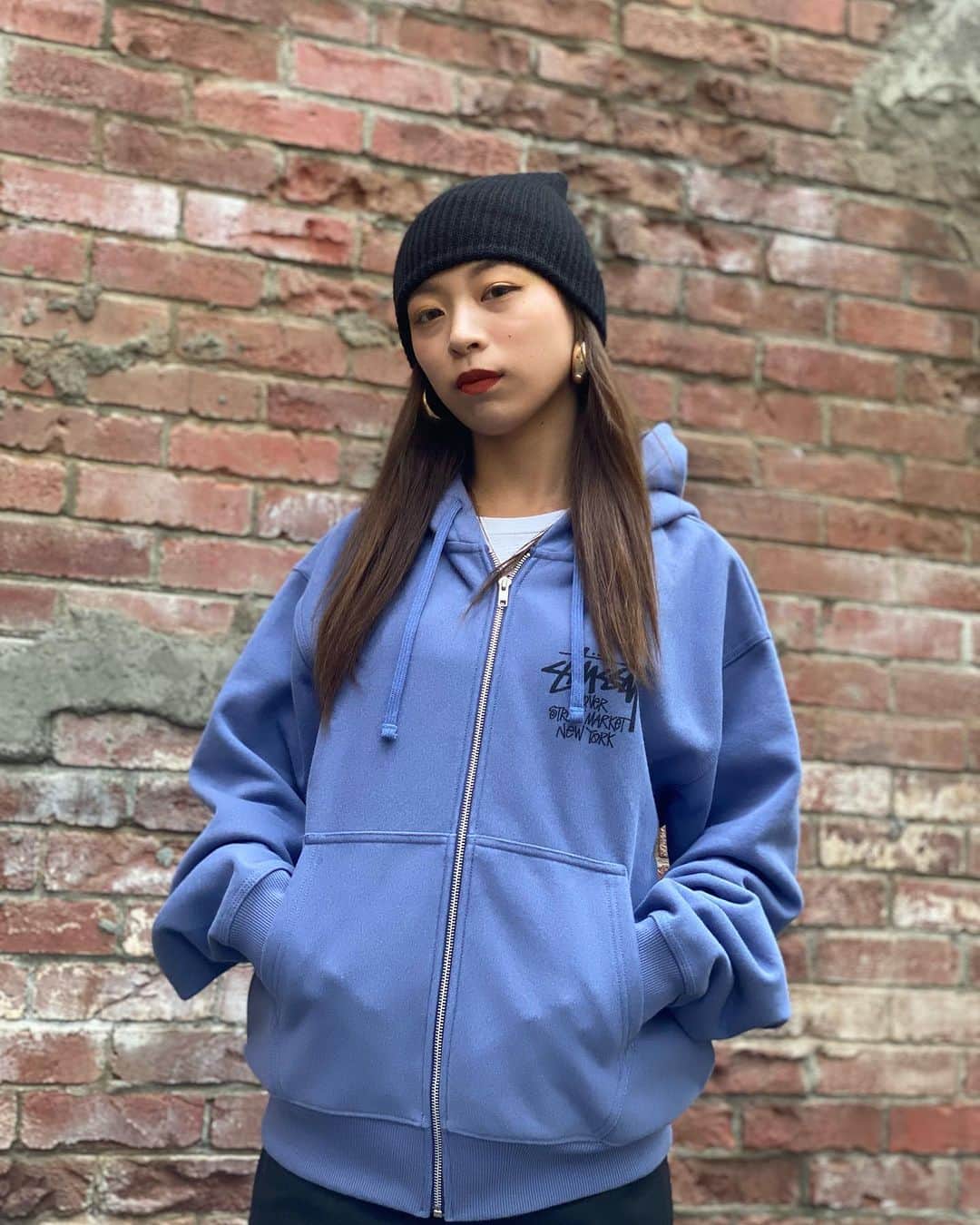 GROW AROUNDのインスタグラム：「〜買付アイテム紹介🇺🇸🗽〜  STUSSY STOCK DSM NEW YORK ZIP HOODIE  フロントやバックにシルクスクリーンプリントを施したジップアップフーディーは、''DSM NEW YORK'' 限定のアイテム📍  WEB UPも完了しております☑️  極少量なのでお早めに💨  #growaroundnewarrivals  #stussy」