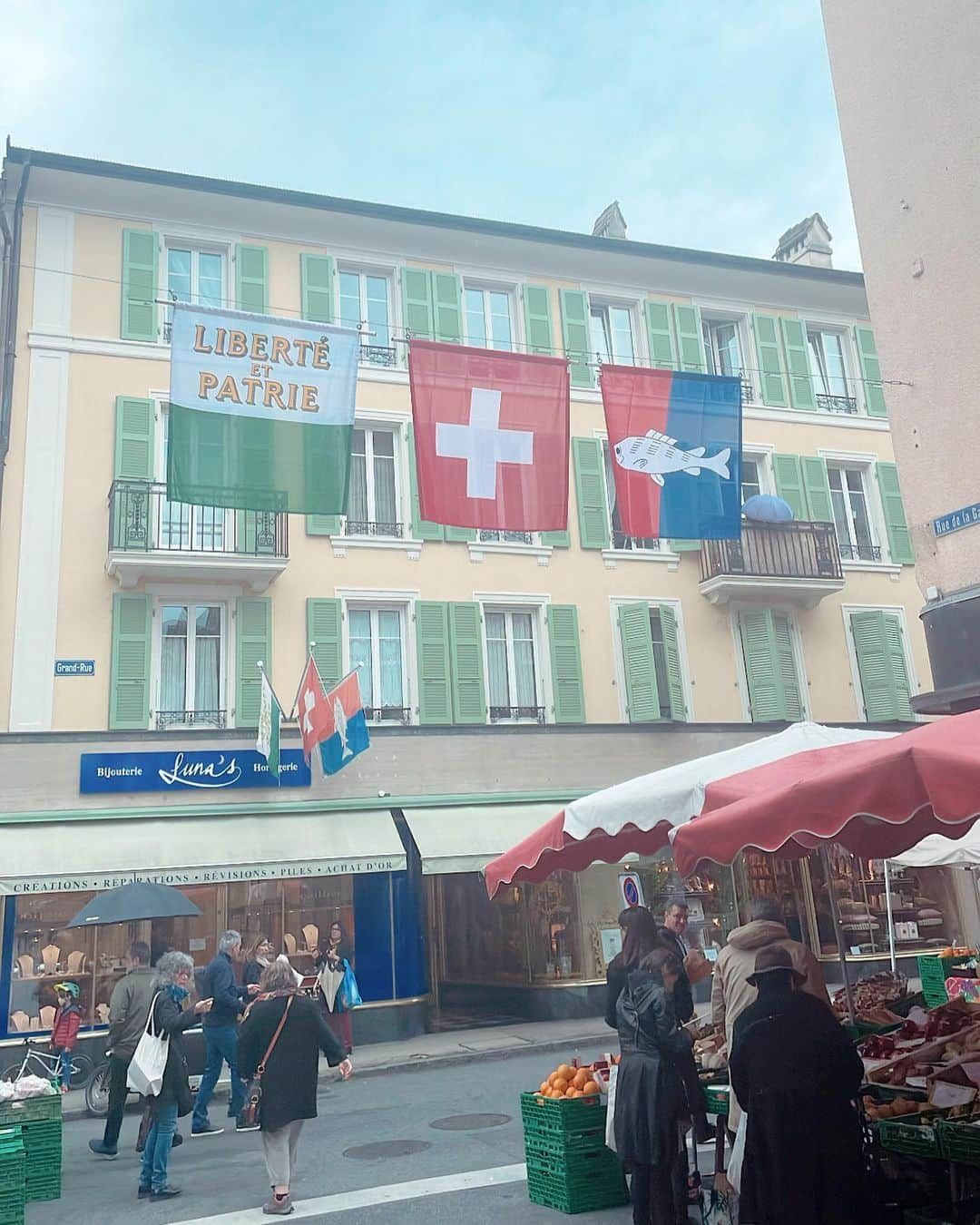 山田愛さんのインスタグラム写真 - (山田愛Instagram)「Switzerland🇨🇭in my heart🤍  Bought a swatch here in Australia. i thought i would never be able to afford when i lived in Switzerland 😂   人生で海外に住んだ記憶や思い出、経験って一生心に残るじゃん☺️スイスは色んなことがあったけどやっぱり自分の決めた決断や行動はやってよかったっていつも思う。それでスイスの想い出があるから時計スウォッチにしたんだ〜🌼  またスイスのみんなに会いたいし、これからもそんな場所を作れたらいいなって思う💛 これからの人生設計が明確にあって今はオーストラリアにいることに決めました🇦🇺  人生まだまだ🍓  #switzerland #swatch #🇨🇭#スイス」9月29日 18時28分 - aiyamada_