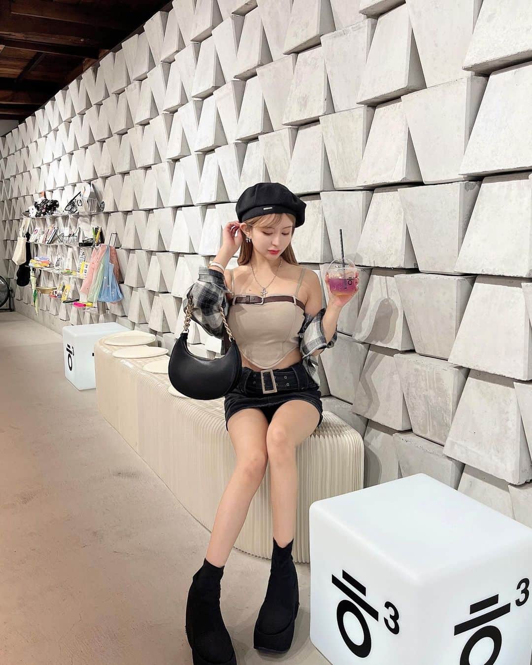 はるぽんさんのインスタグラム写真 - (はるぽんInstagram)「自分のバーとロゴが似てるから いこーってなった京都の韓国カフェ🎲🖤 ⁡ 飲みものは甘ったるい系よりも レモネードが好き🍋✨️✨️  #京都カフェ #韓国カフェ  #韓国ファッション」9月29日 18時29分 - harupon96