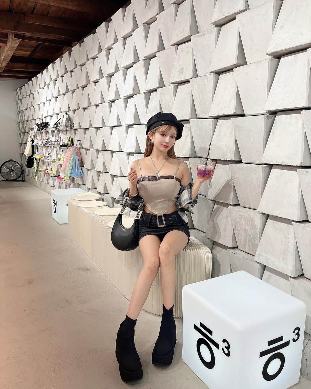はるぽんさんのインスタグラム写真 - (はるぽんInstagram)「自分のバーとロゴが似てるから いこーってなった京都の韓国カフェ🎲🖤 ⁡ 飲みものは甘ったるい系よりも レモネードが好き🍋✨️✨️  #京都カフェ #韓国カフェ  #韓国ファッション」9月29日 18時29分 - harupon96