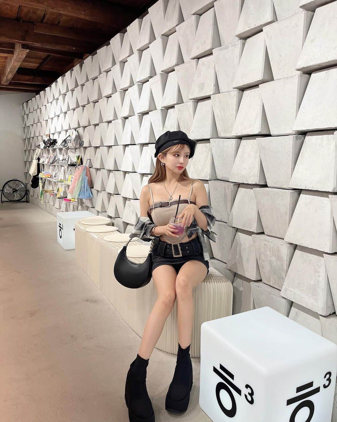 はるぽんさんのインスタグラム写真 - (はるぽんInstagram)「自分のバーとロゴが似てるから いこーってなった京都の韓国カフェ🎲🖤 ⁡ 飲みものは甘ったるい系よりも レモネードが好き🍋✨️✨️  #京都カフェ #韓国カフェ  #韓国ファッション」9月29日 18時29分 - harupon96