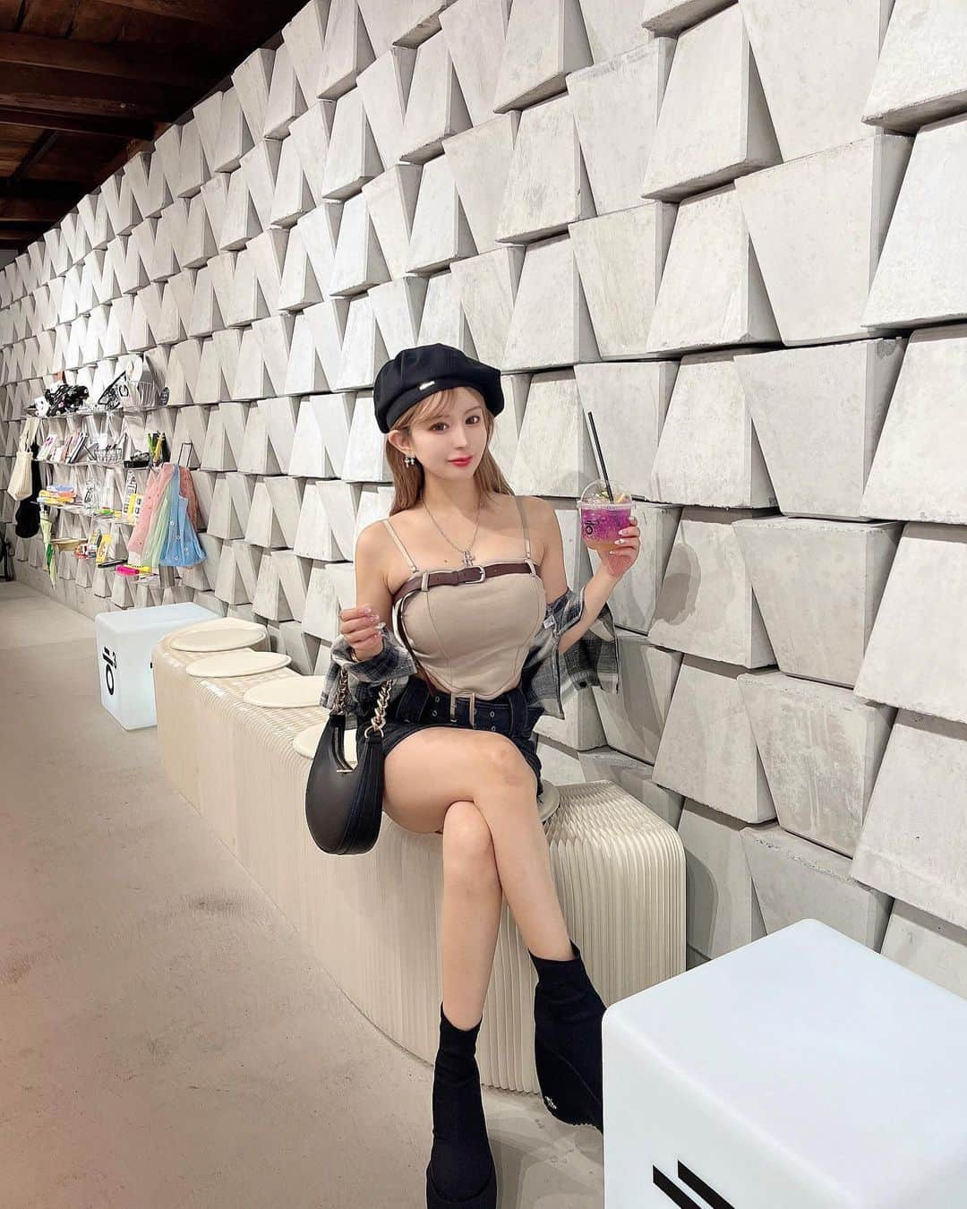 のインスタグラム：「自分のバーとロゴが似てるから いこーってなった京都の韓国カフェ🎲🖤 ⁡ 飲みものは甘ったるい系よりも レモネードが好き🍋✨️✨️  #京都カフェ #韓国カフェ  #韓国ファッション」